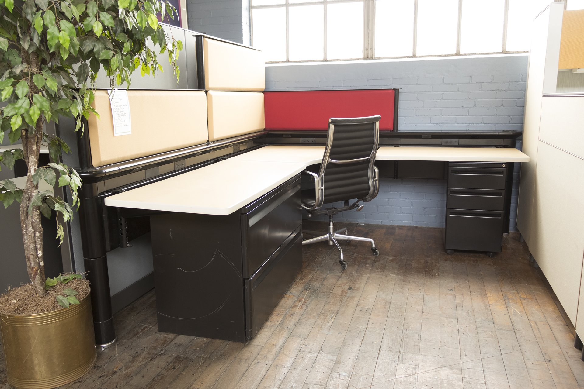 7’x 8′ Hayworth Race Cubicles