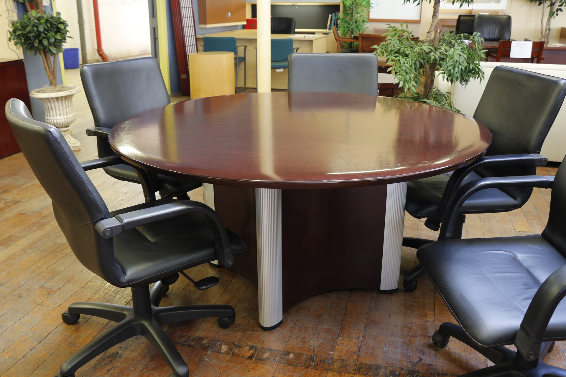 Nienkamper Vox 60″ Round Mahogany Meeting Table