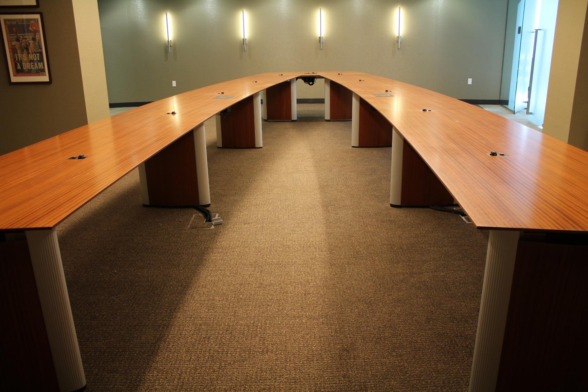 peartreeofficefurniture_peartreeofficefurniture_nienkamper-video-conferencing-table-2.jpg