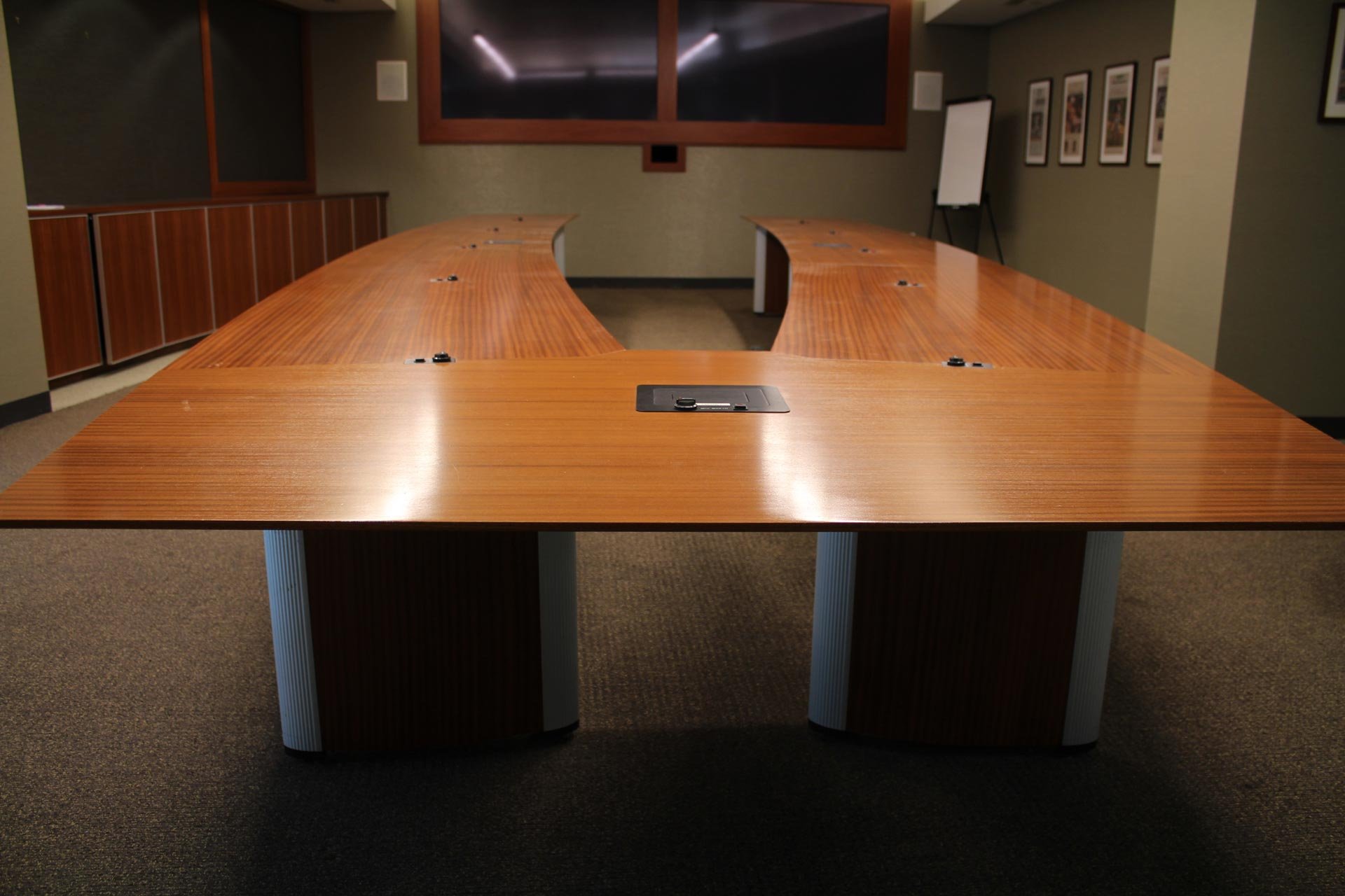 peartreeofficefurniture_peartreeofficefurniture_nienkamper-video-conferencing-table-3.jpg