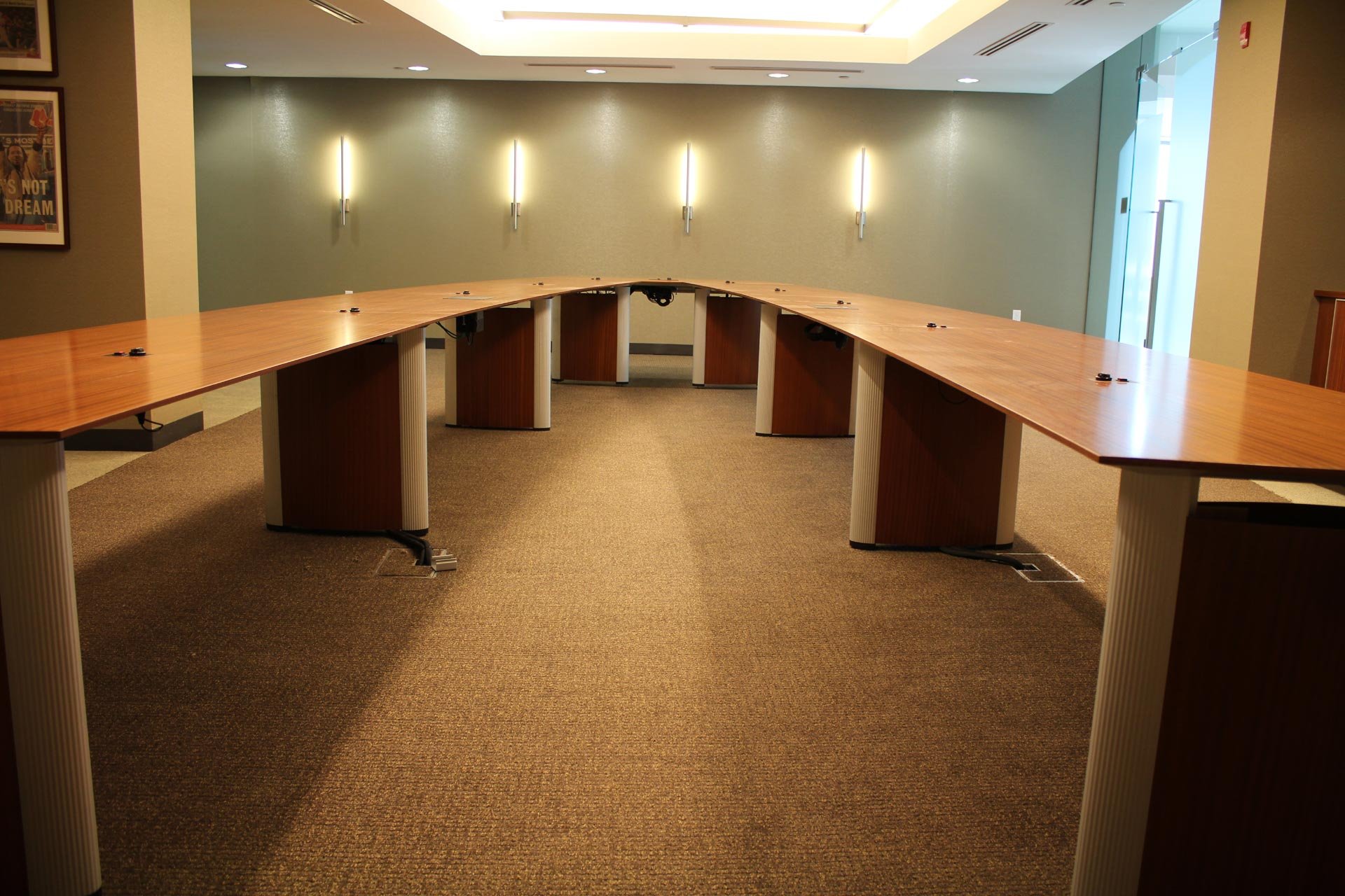 peartreeofficefurniture_peartreeofficefurniture_nienkamper-video-conferencing-table-4.jpg