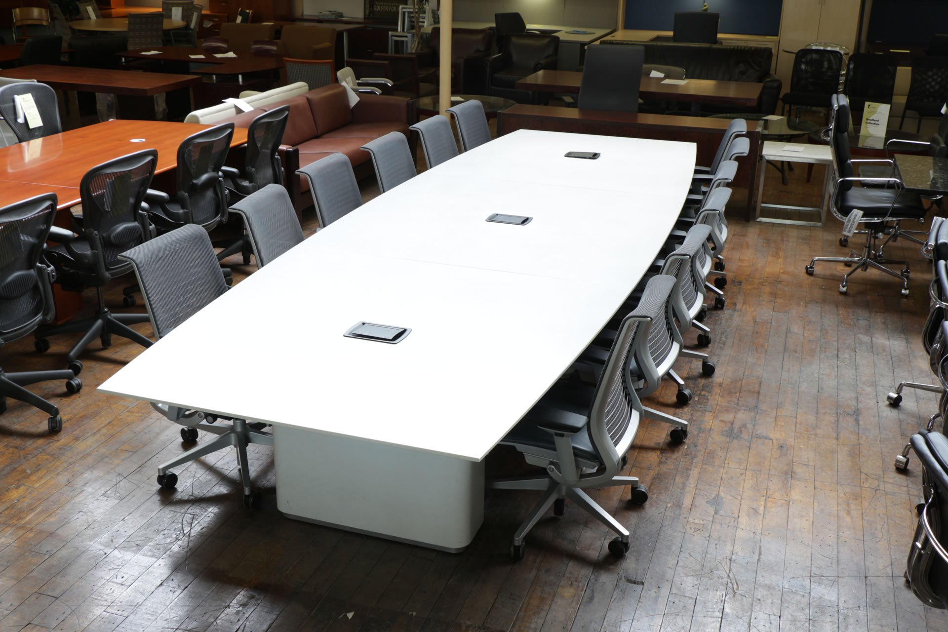 peartreeofficefurniture_peartreeofficefurniture_peartreeofficefurniture_bernhardt-odeon-conference-tables-9-11-155.jpg