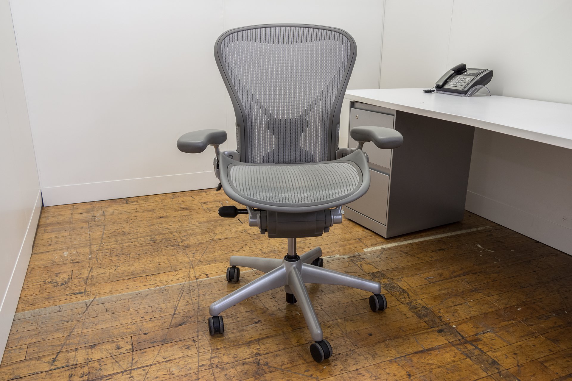 peartreeofficefurniture_peartreeofficefurniture_peartreeofficefurniture_herman-miller-posture-fit-aeron-chairs-platinum-1.jpg