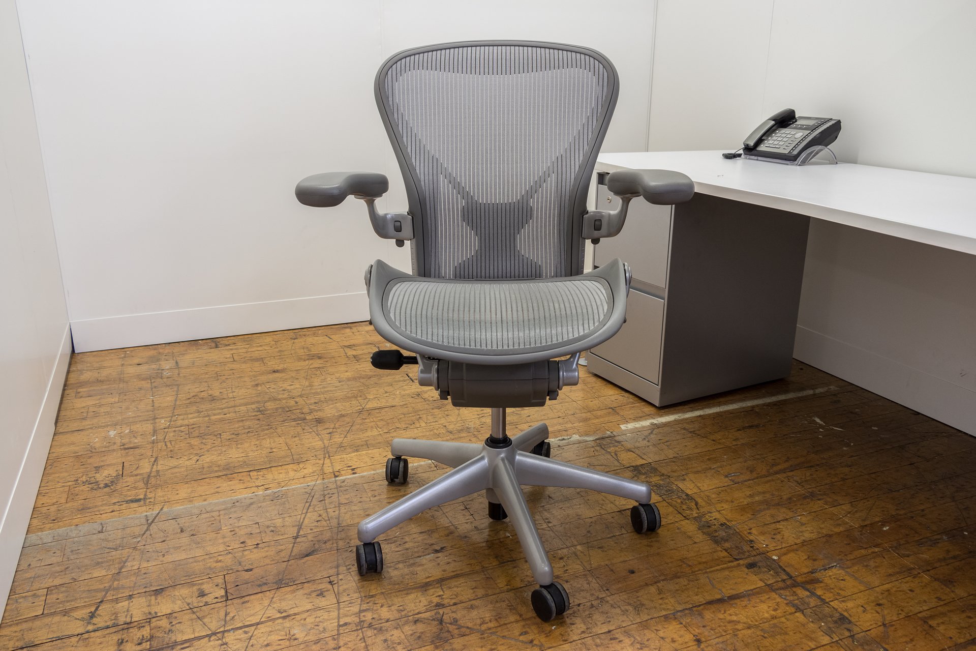peartreeofficefurniture_peartreeofficefurniture_peartreeofficefurniture_herman-miller-posture-fit-aeron-chairs-platinum-2.jpg