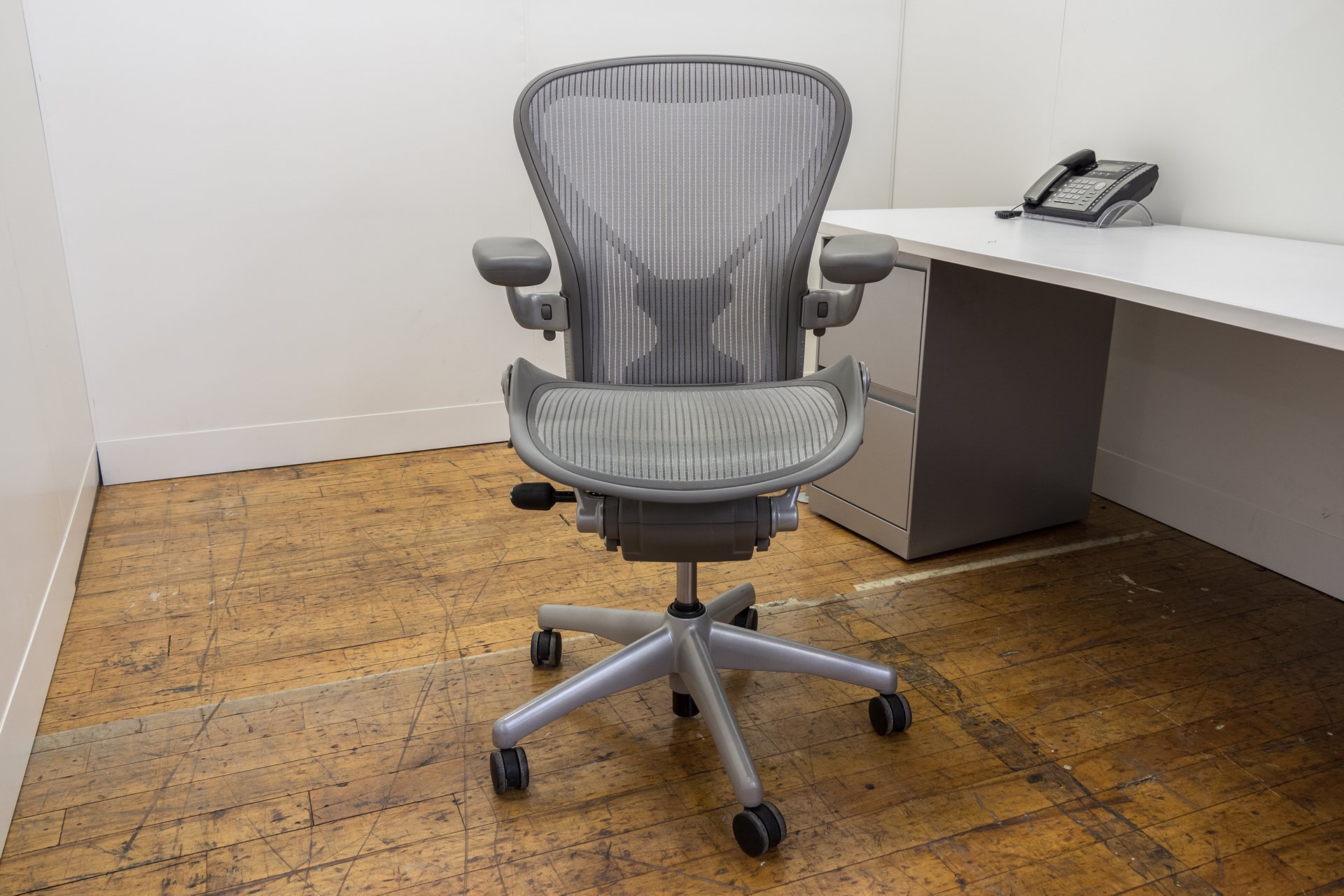 peartreeofficefurniture_peartreeofficefurniture_peartreeofficefurniture_herman-miller-posture-fit-aeron-chairs-platinum-3.jpg