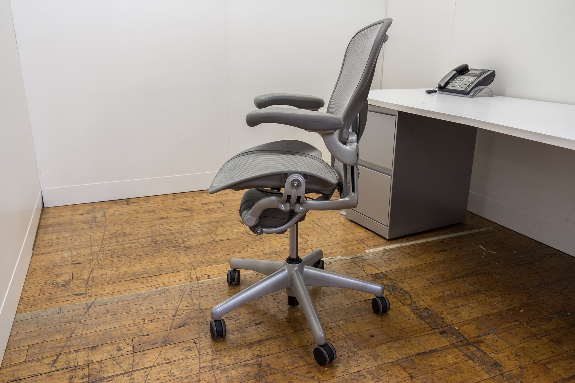 peartreeofficefurniture_peartreeofficefurniture_peartreeofficefurniture_herman-miller-posture-fit-aeron-chairs-platinum-4.jpg
