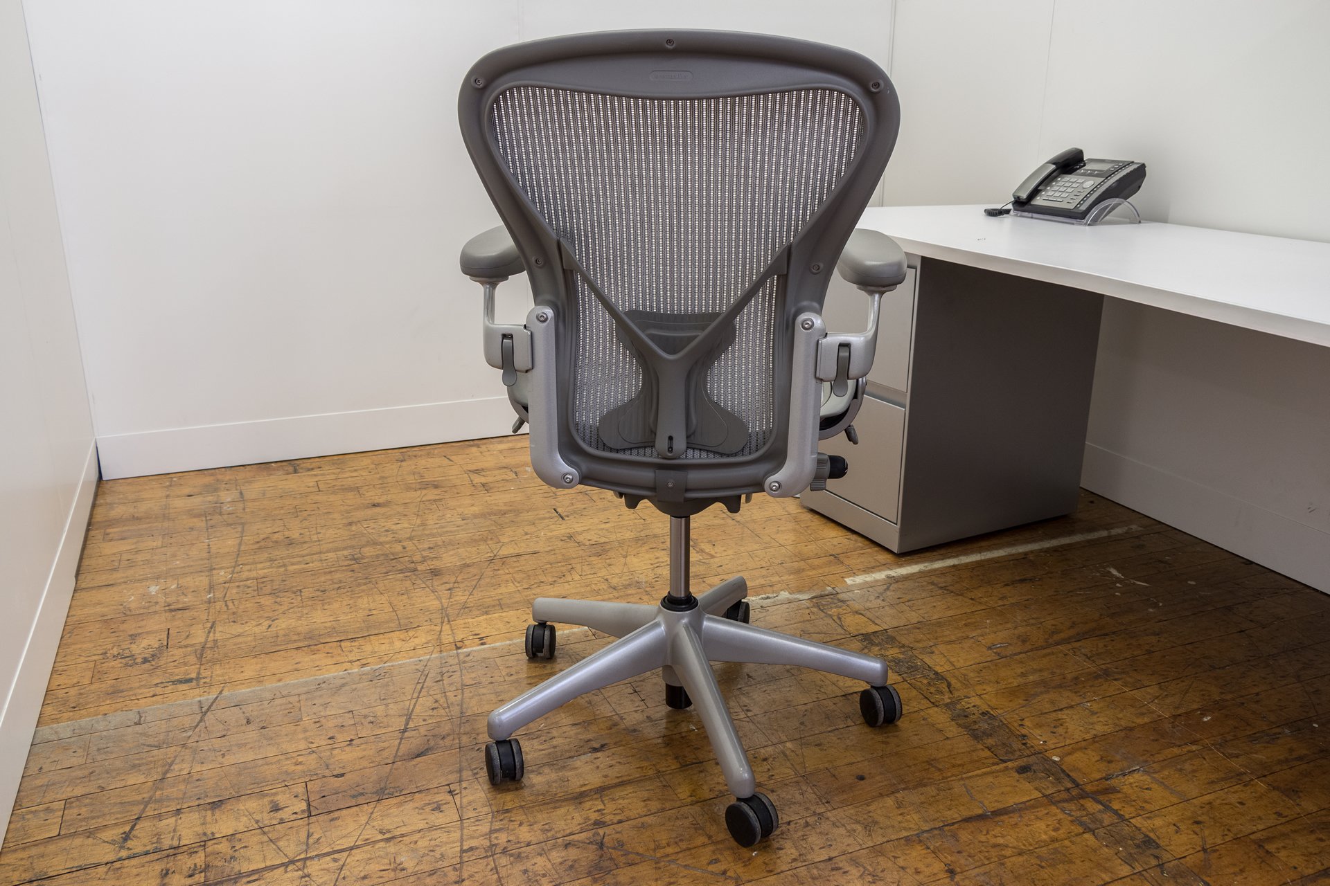 peartreeofficefurniture_peartreeofficefurniture_peartreeofficefurniture_herman-miller-posture-fit-aeron-chairs-platinum-6.jpg