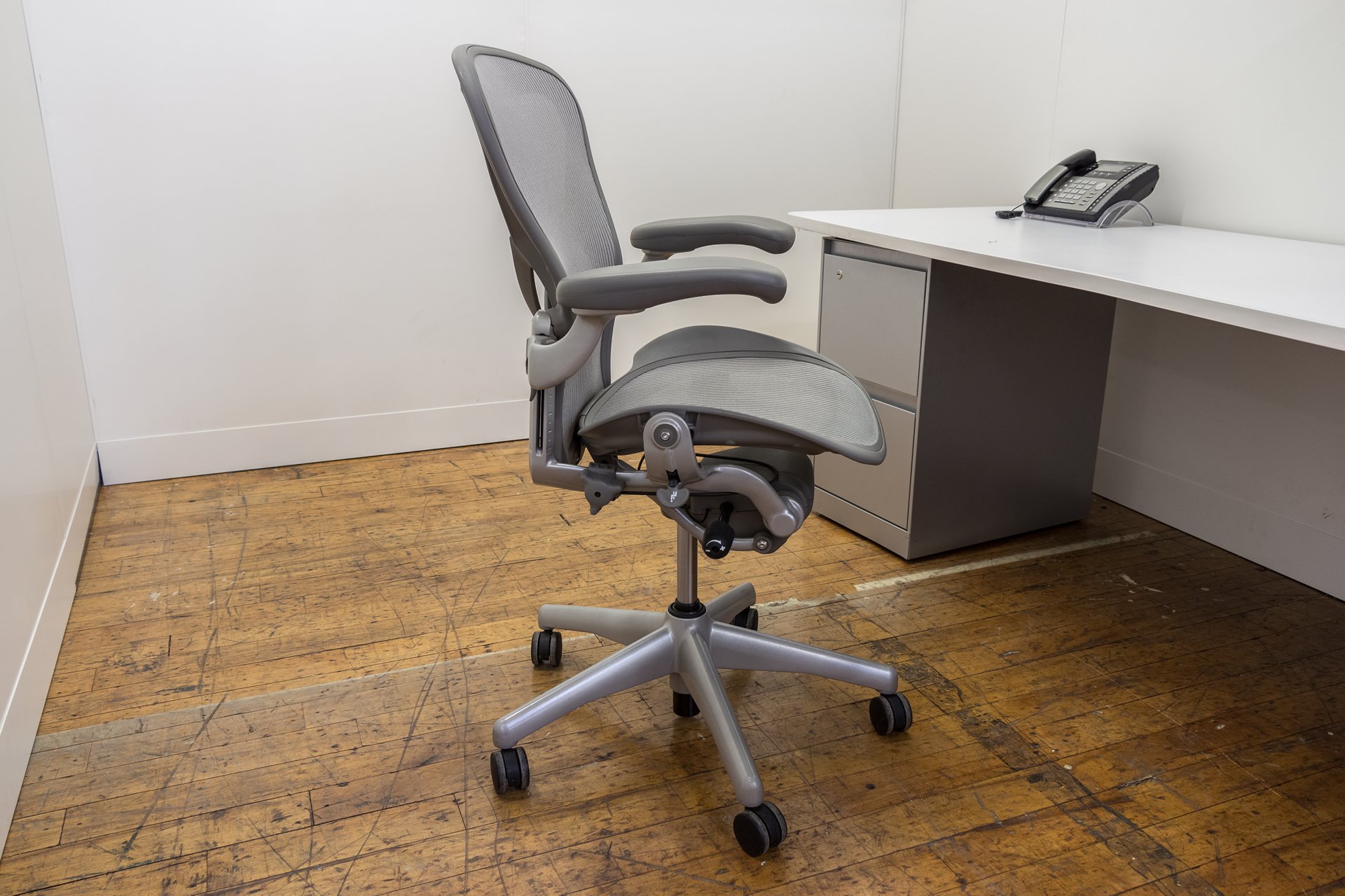 peartreeofficefurniture_peartreeofficefurniture_peartreeofficefurniture_herman-miller-posture-fit-aeron-chairs-platinum-7.jpg