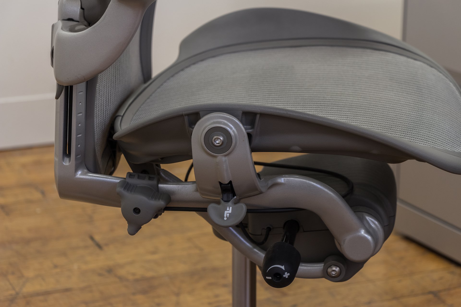 peartreeofficefurniture_peartreeofficefurniture_peartreeofficefurniture_herman-miller-posture-fit-aeron-chairs-platinum-8.jpg