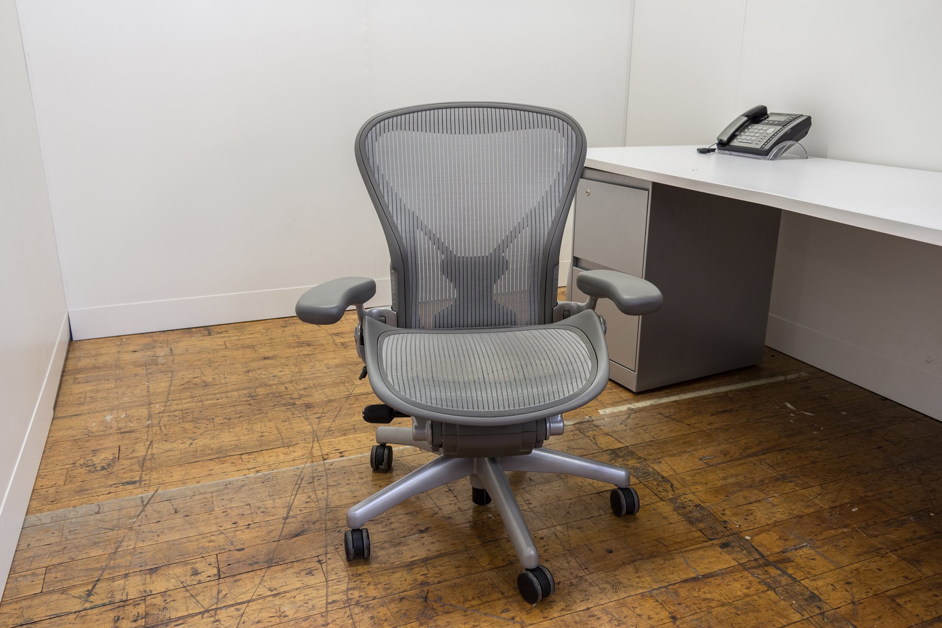 peartreeofficefurniture_peartreeofficefurniture_peartreeofficefurniture_herman-miller-posture-fit-aeron-chairs-platinum.jpg
