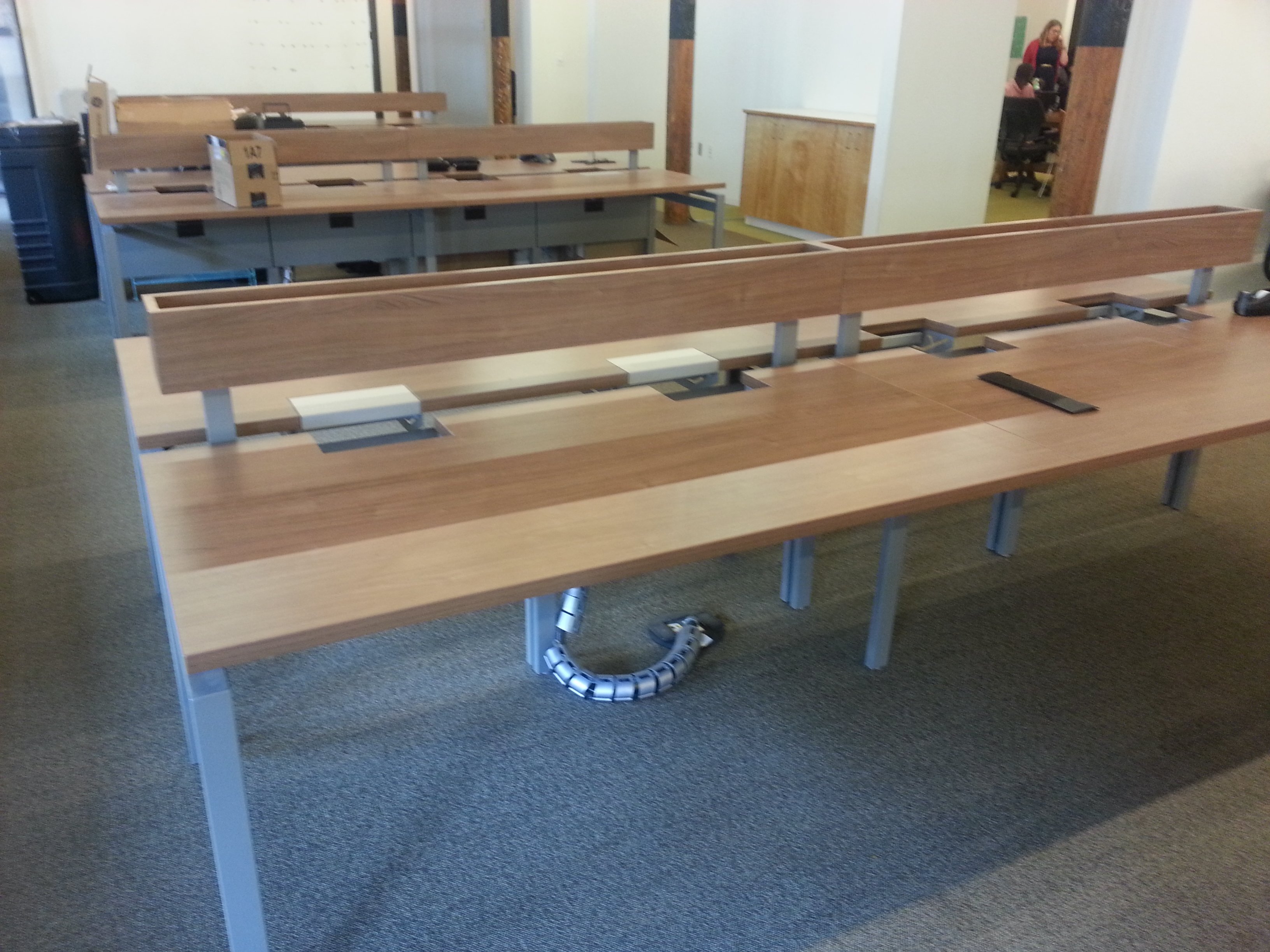 peartreeofficefurniture_peartreeofficefurniture_peartreeofficefurniture_inscape-benching-systems-walnut-with-silver-metallic-trim.jpg