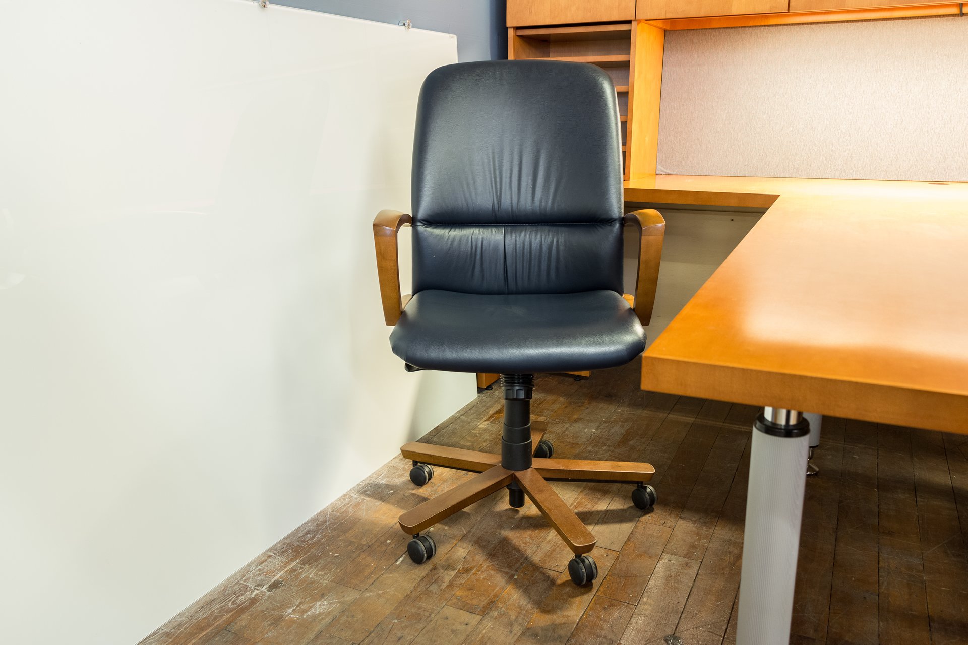 peartreeofficefurniture_peartreeofficefurniture_peartreeofficefurniture_kimball-triumph-leather-executive-conference-chairs-2.jpg