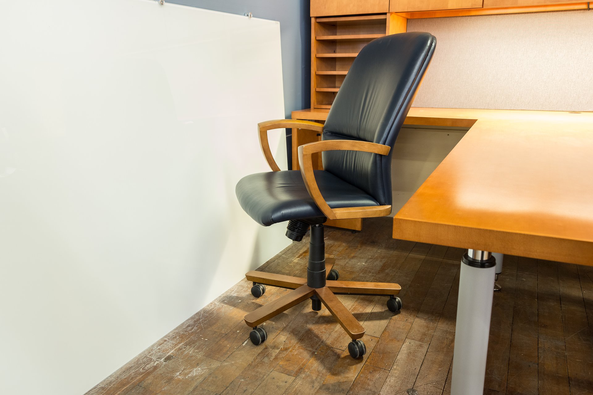 peartreeofficefurniture_peartreeofficefurniture_peartreeofficefurniture_kimball-triumph-leather-executive-conference-chairs-3.jpg