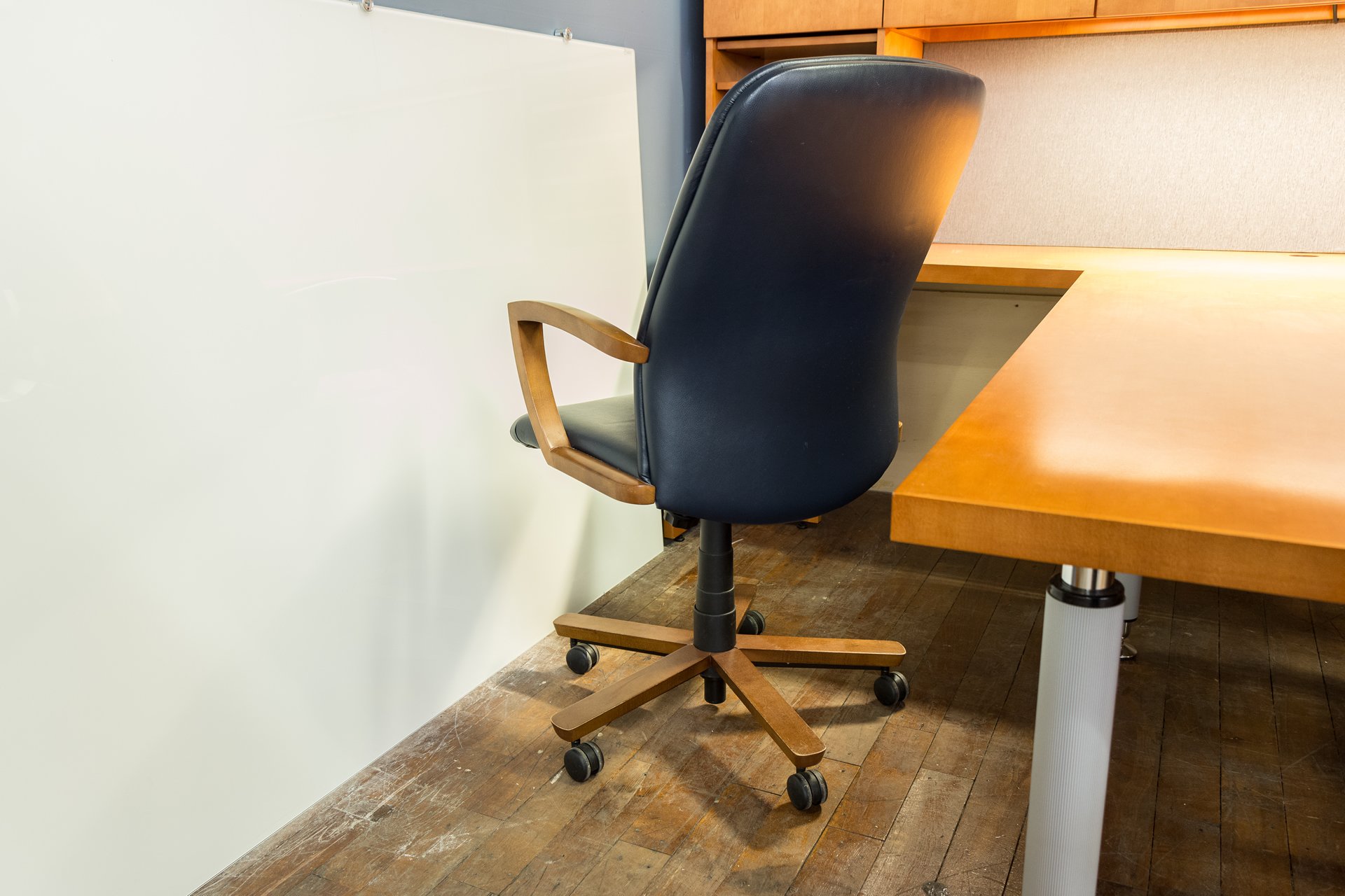 peartreeofficefurniture_peartreeofficefurniture_peartreeofficefurniture_kimball-triumph-leather-executive-conference-chairs-5.jpg