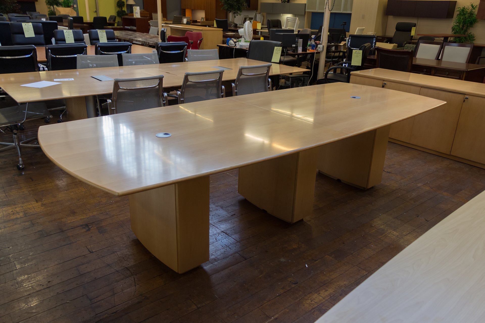 peartreeofficefurniture_peartreeofficefurniture_peartreeofficefurniture_peartree-sienna-series-boat-shaped-wood-conference-table-4.jpg