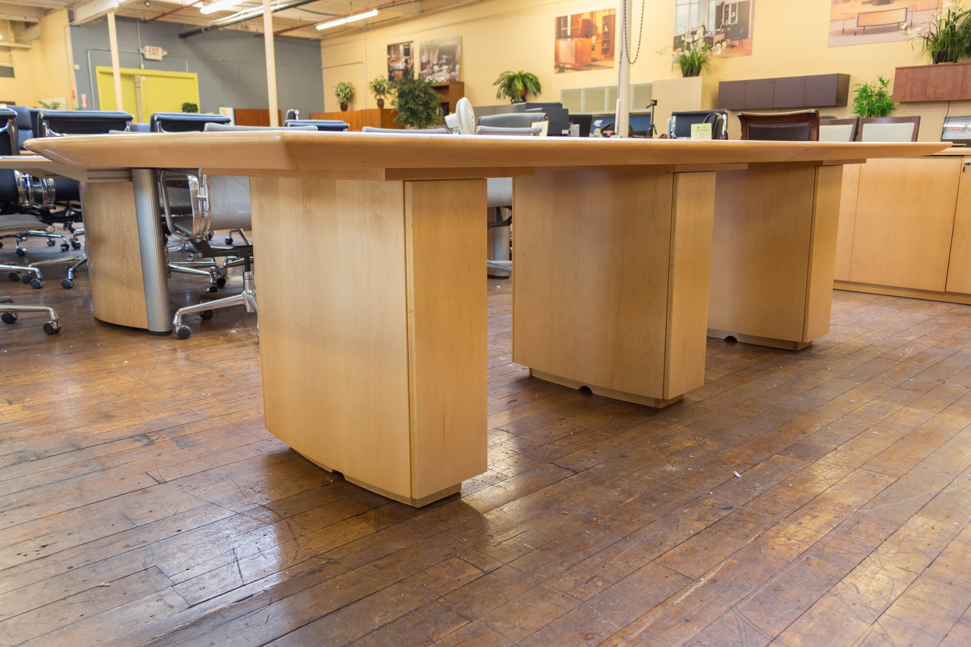 peartreeofficefurniture_peartreeofficefurniture_peartreeofficefurniture_peartree-sienna-series-boat-shaped-wood-conference-table-5.jpg