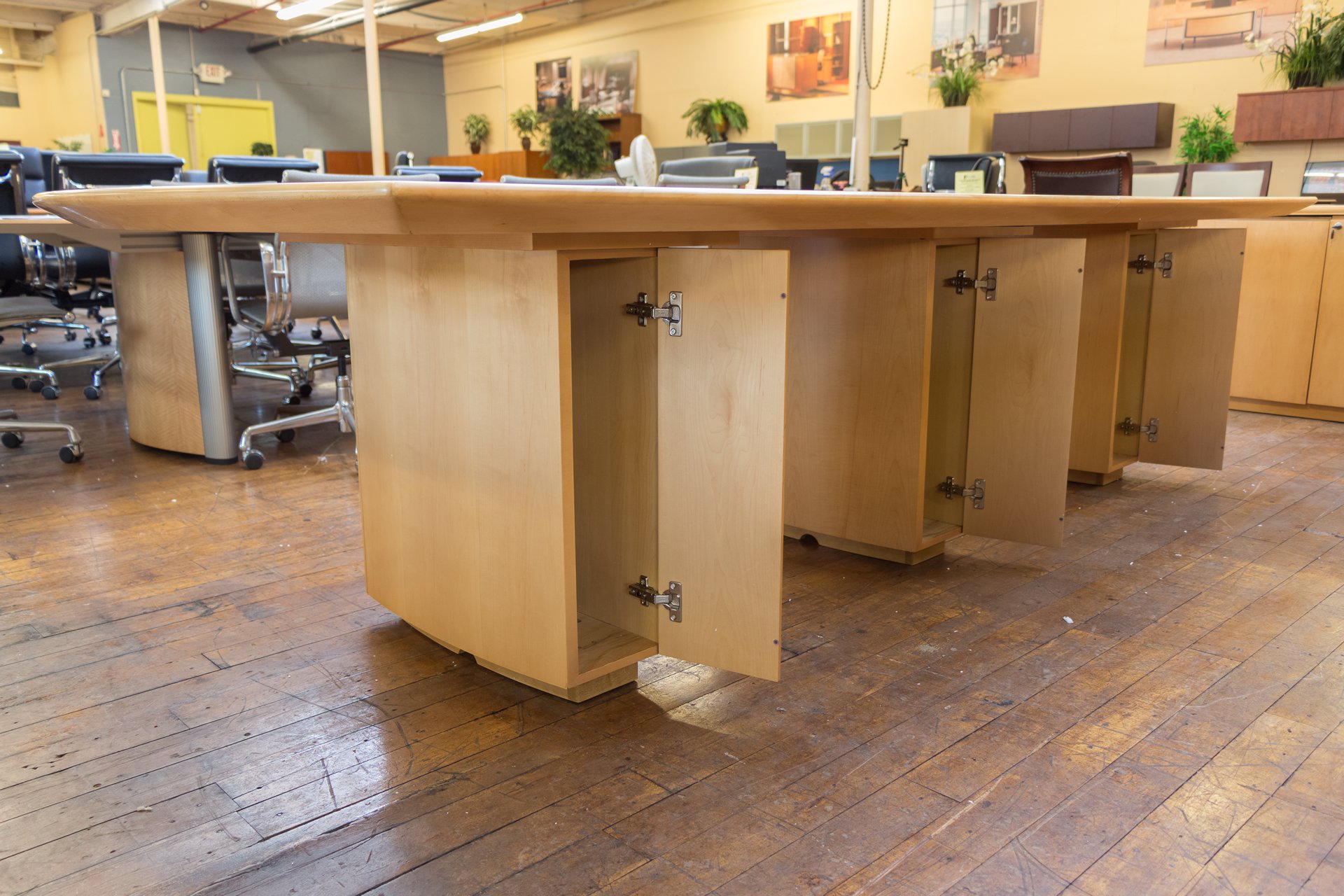 peartreeofficefurniture_peartreeofficefurniture_peartreeofficefurniture_peartree-sienna-series-boat-shaped-wood-conference-table-6.jpg