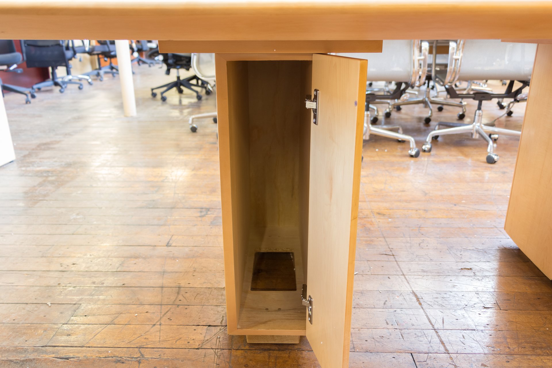 peartreeofficefurniture_peartreeofficefurniture_peartreeofficefurniture_peartree-sienna-series-boat-shaped-wood-conference-table-7.jpg