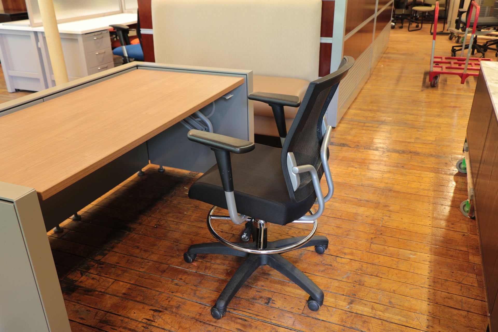 peartreeofficefurniture_peartreeofficefurniture_peartreeofficefurniture_sitonit-focus-work-mesh-back-task-stool-black-fabric2.jpg