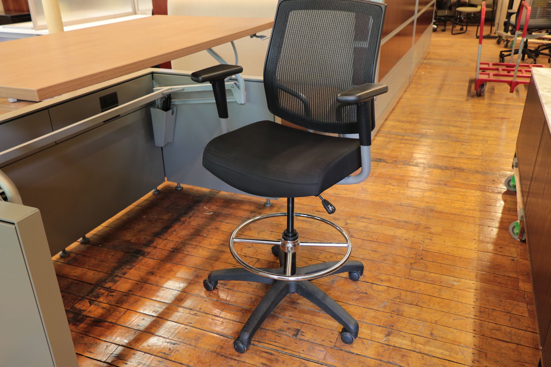 peartreeofficefurniture_peartreeofficefurniture_peartreeofficefurniture_sitonit-focus-work-mesh-back-task-stool-black-fabric4.jpg