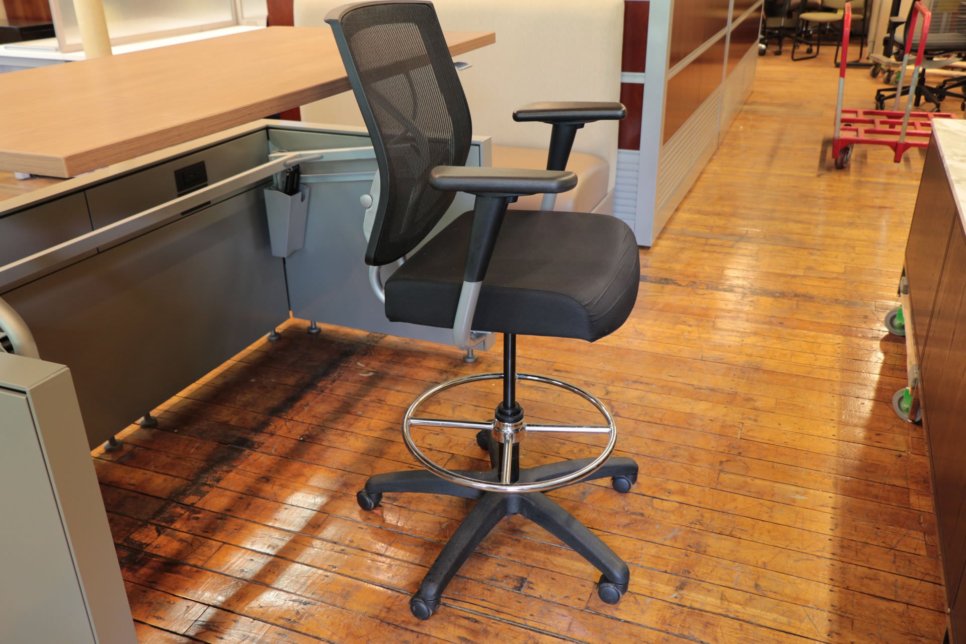 peartreeofficefurniture_peartreeofficefurniture_peartreeofficefurniture_sitonit-focus-work-mesh-back-task-stool-black-fabric5.jpg