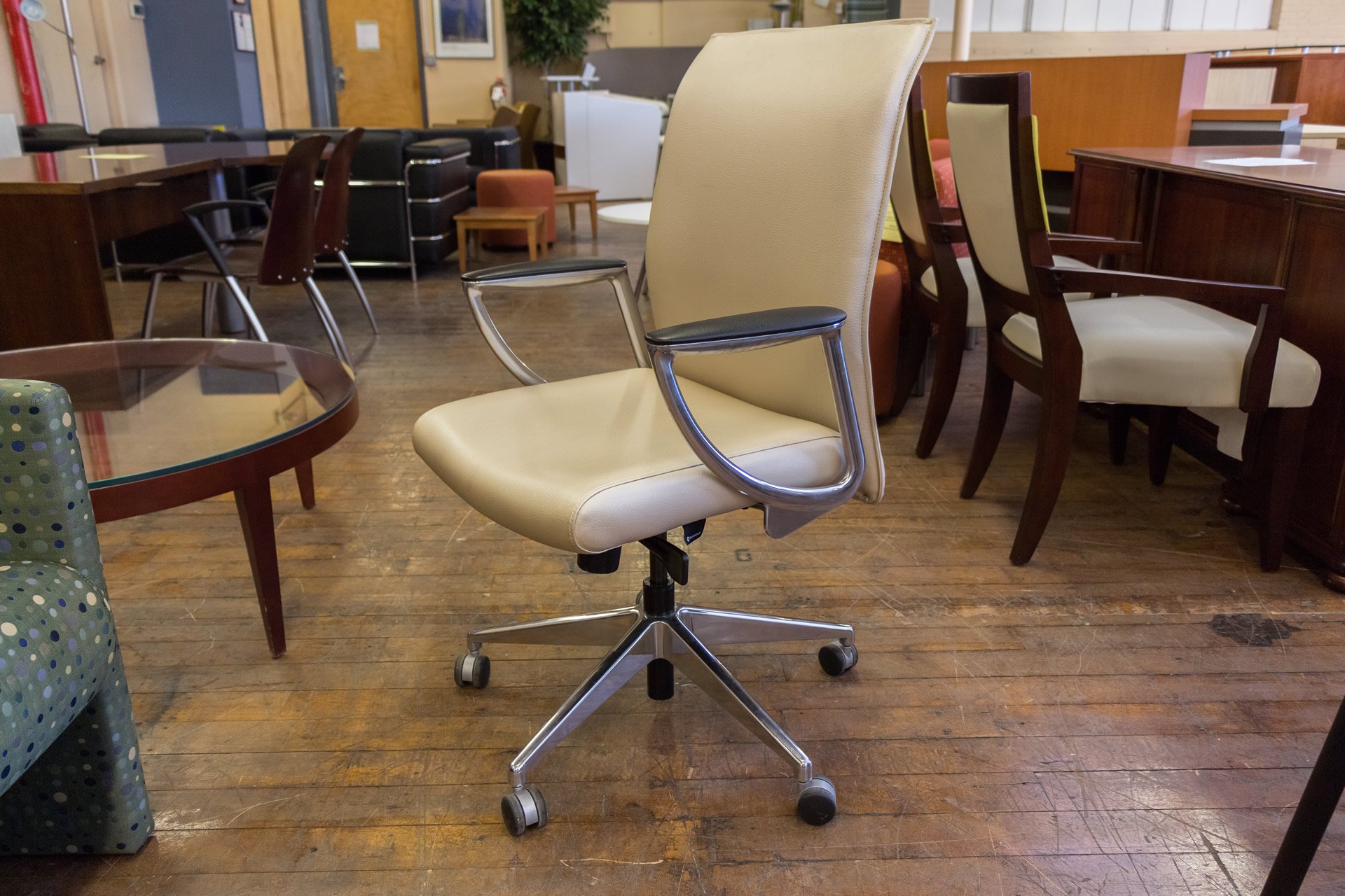 peartreeofficefurniture_peartreeofficefurniture_peartreeofficefurniture_zip-instock-midback-conference-2.jpg