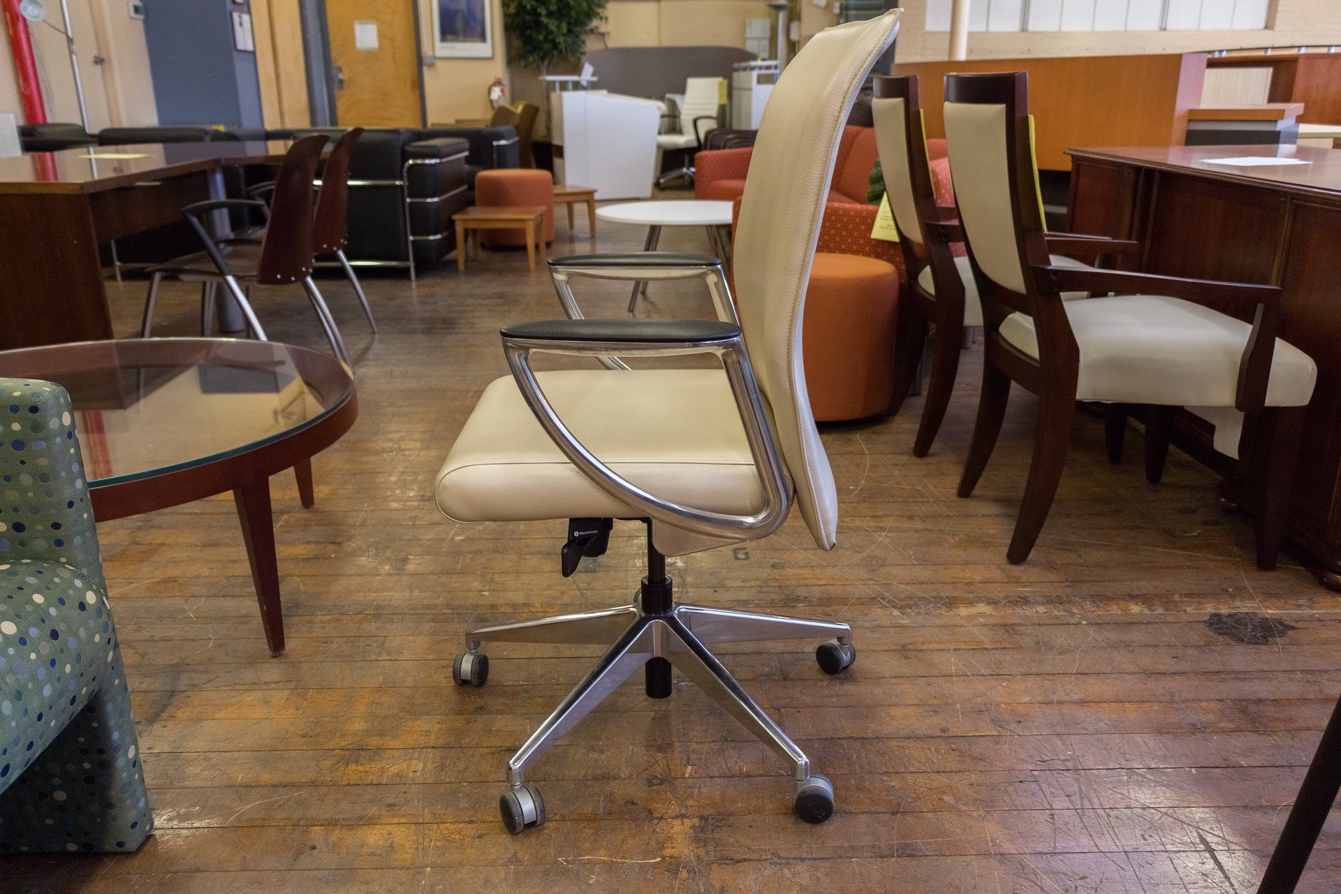 peartreeofficefurniture_peartreeofficefurniture_peartreeofficefurniture_zip-instock-midback-conference-3.jpg