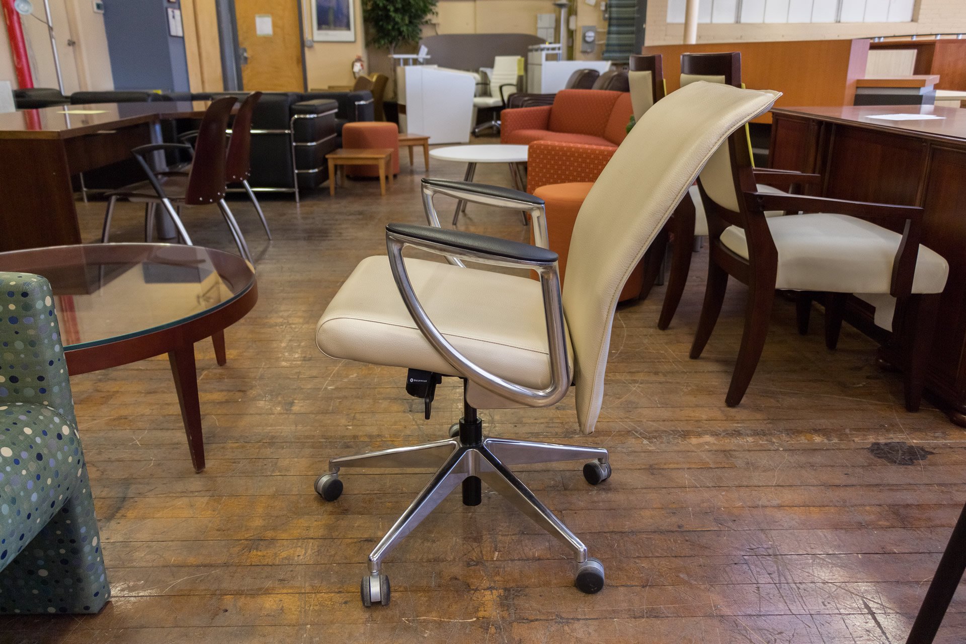 peartreeofficefurniture_peartreeofficefurniture_peartreeofficefurniture_zip-instock-midback-conference-4.jpg
