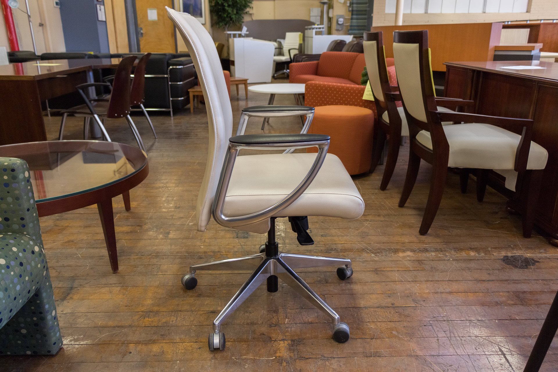 peartreeofficefurniture_peartreeofficefurniture_peartreeofficefurniture_zip-instock-midback-conference-8.jpg