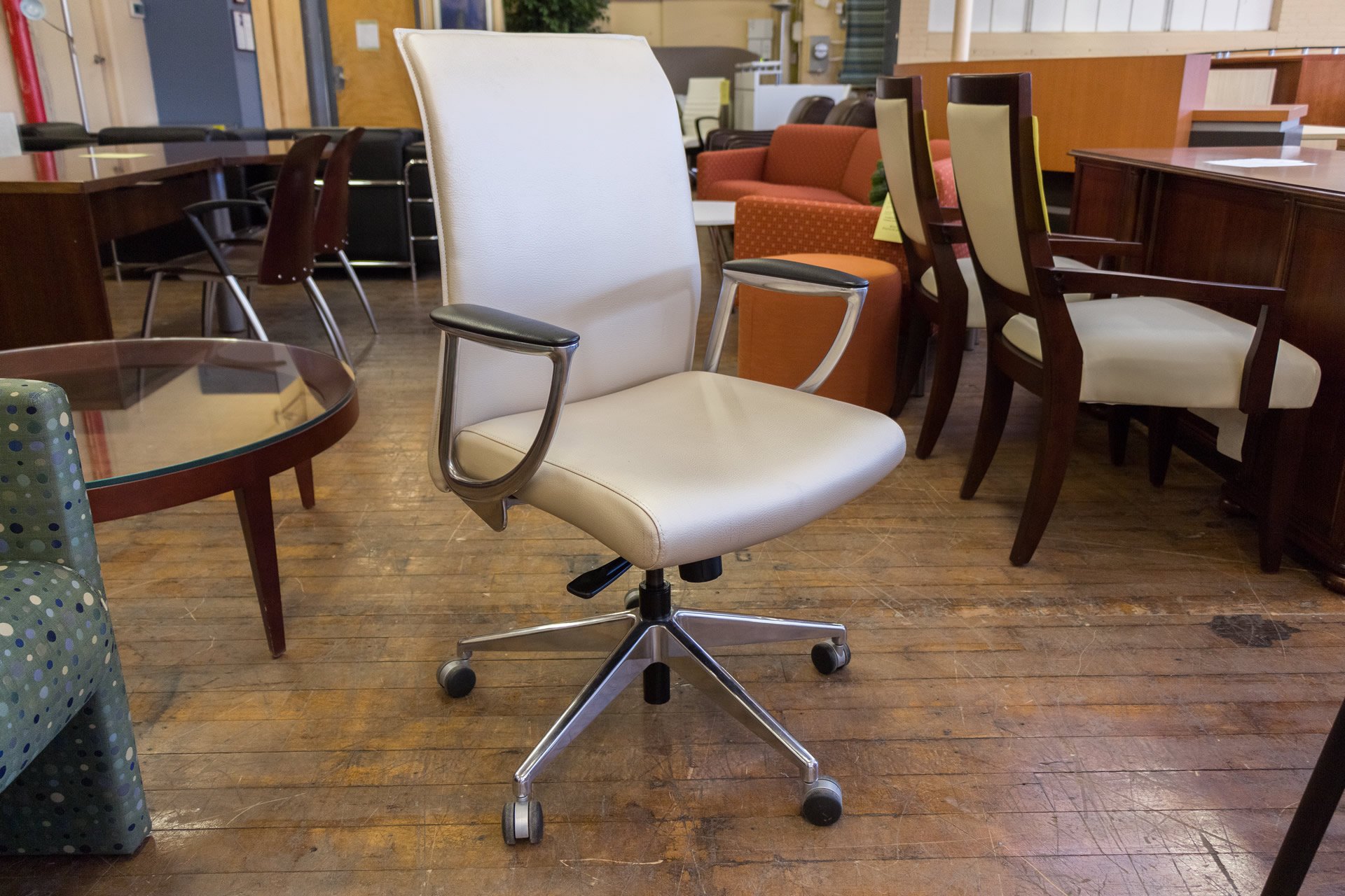 peartreeofficefurniture_peartreeofficefurniture_peartreeofficefurniture_zip-instock-midback-conference-9.jpg