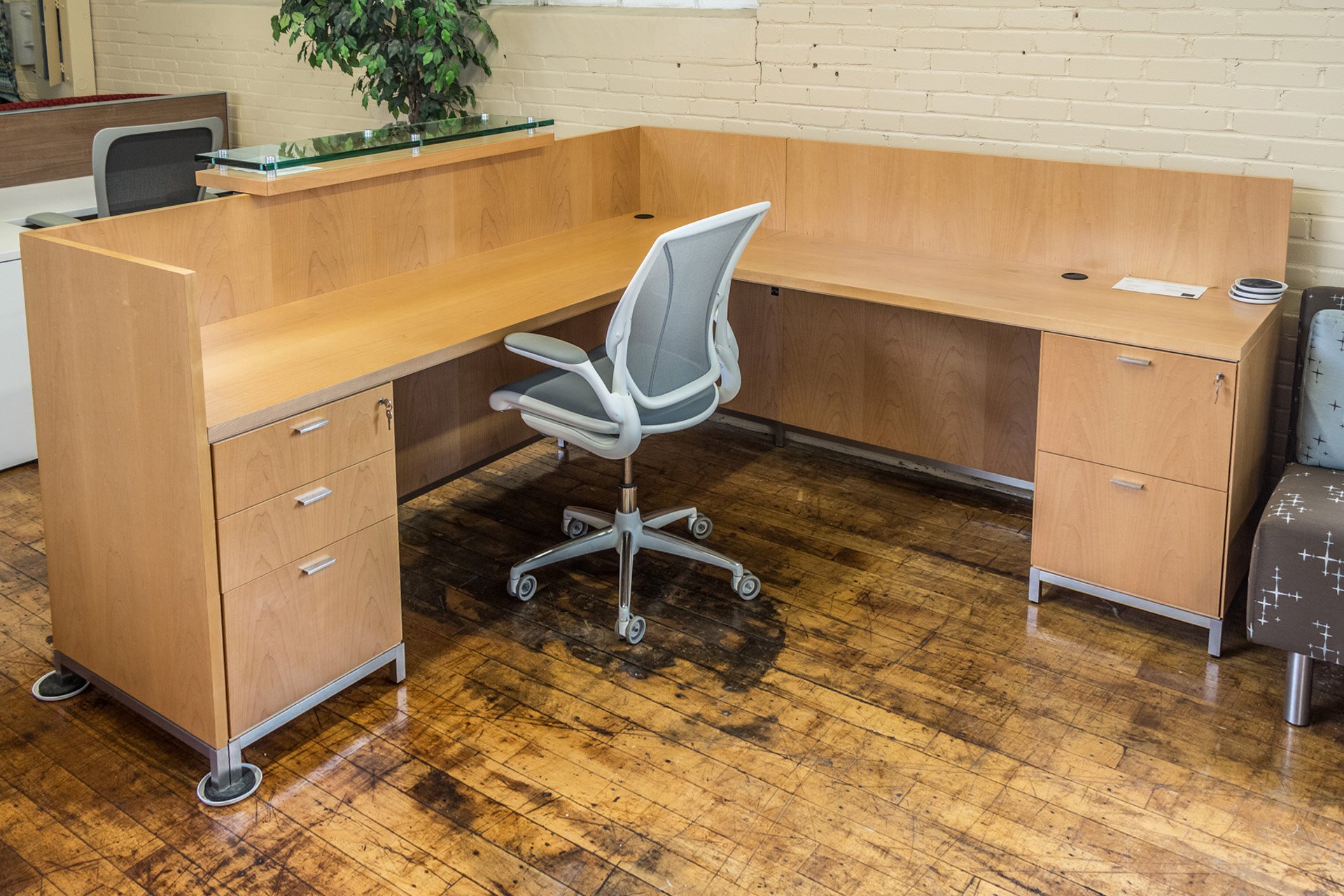 tuohy-geneva-85′-x-7′-natural-maple-reception-desks-with-leather-features-glass-transaction-counter