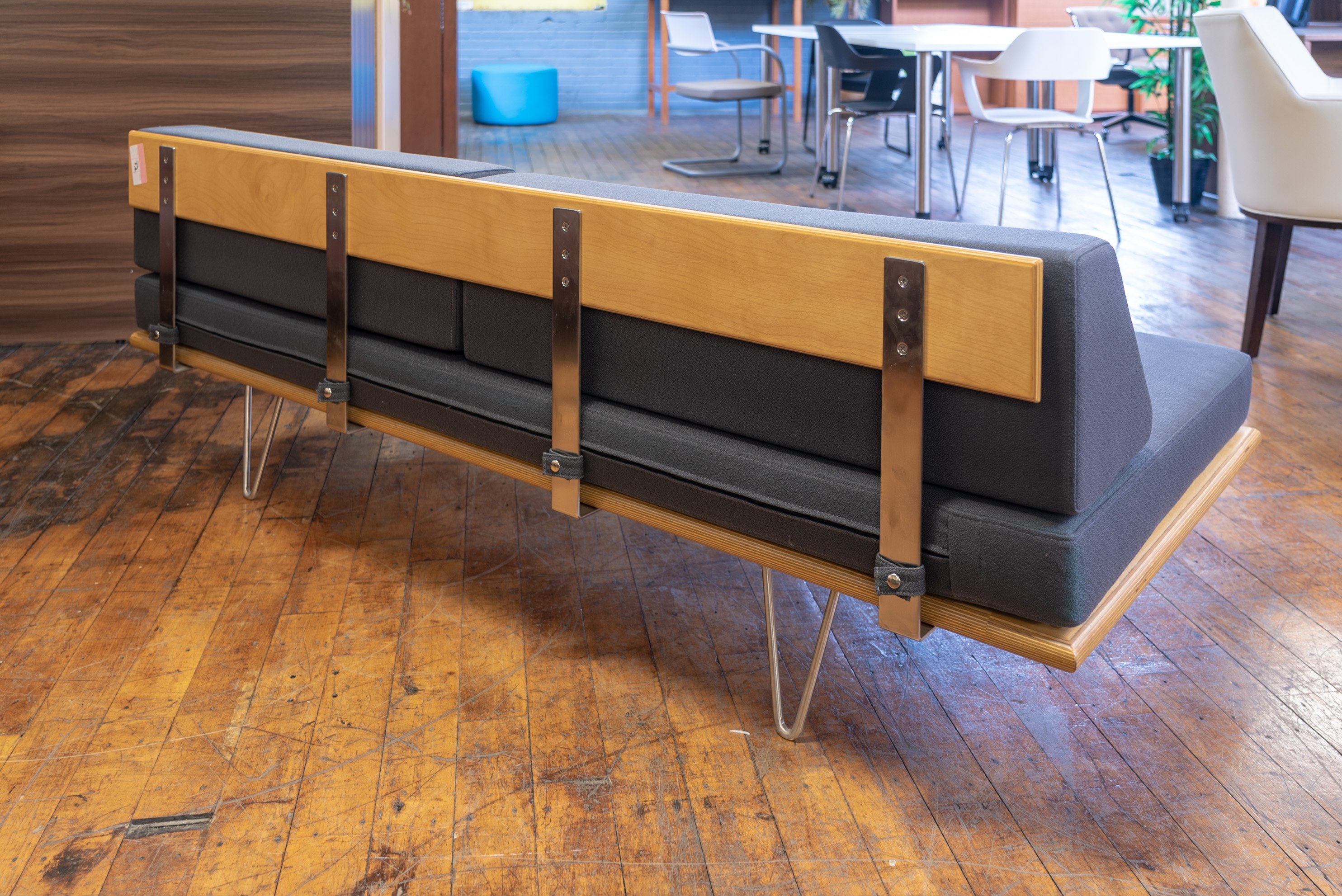 modernica-case-study-furniture®-v-leg-daybed