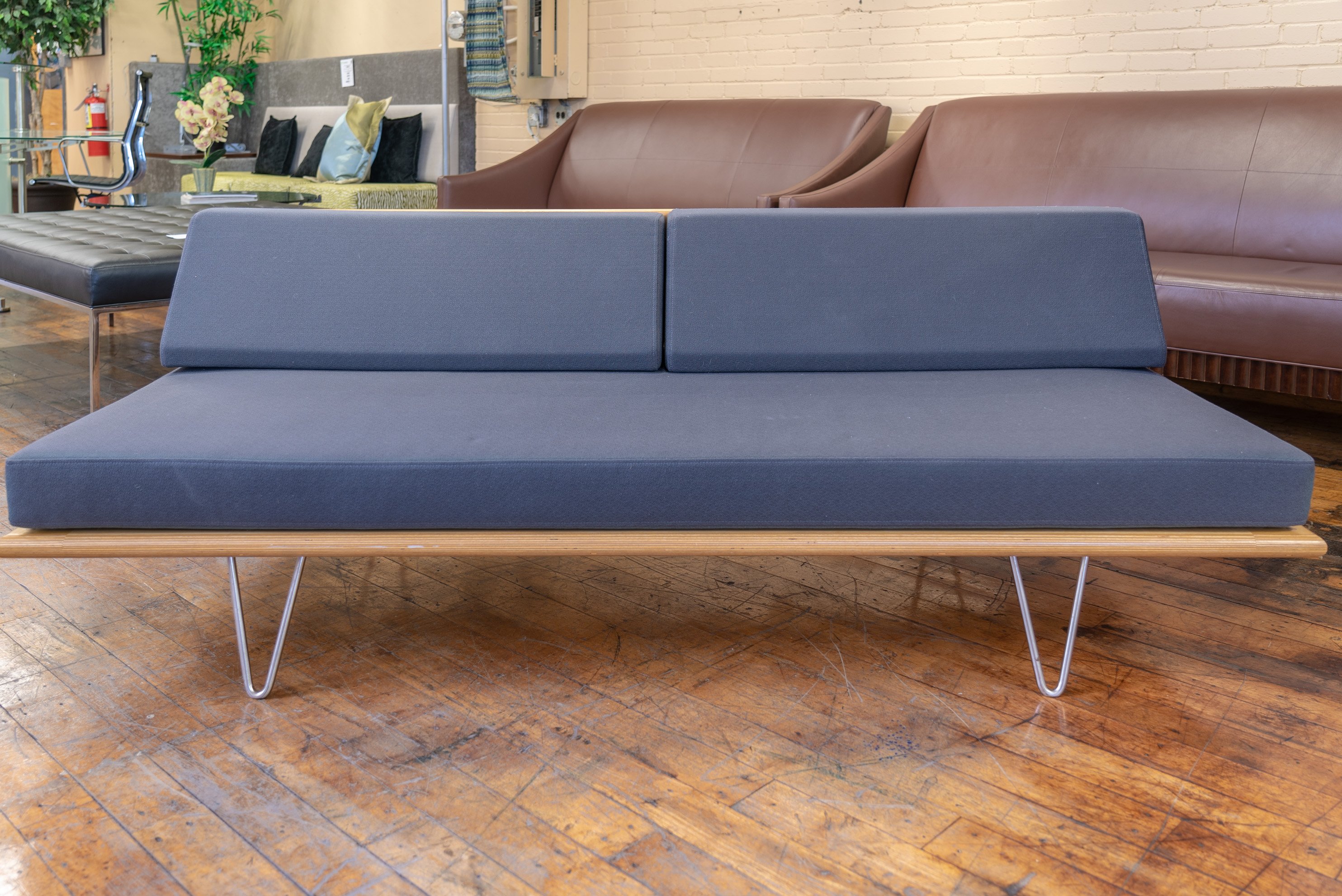 modernica-case-study-furniture®-v-leg-daybed