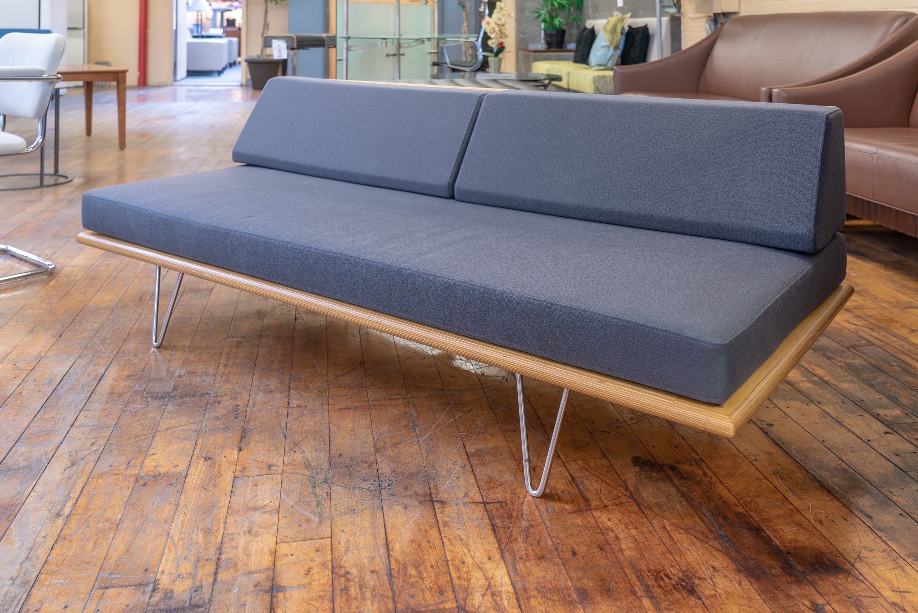 modernica-case-study-furniture®-v-leg-daybed