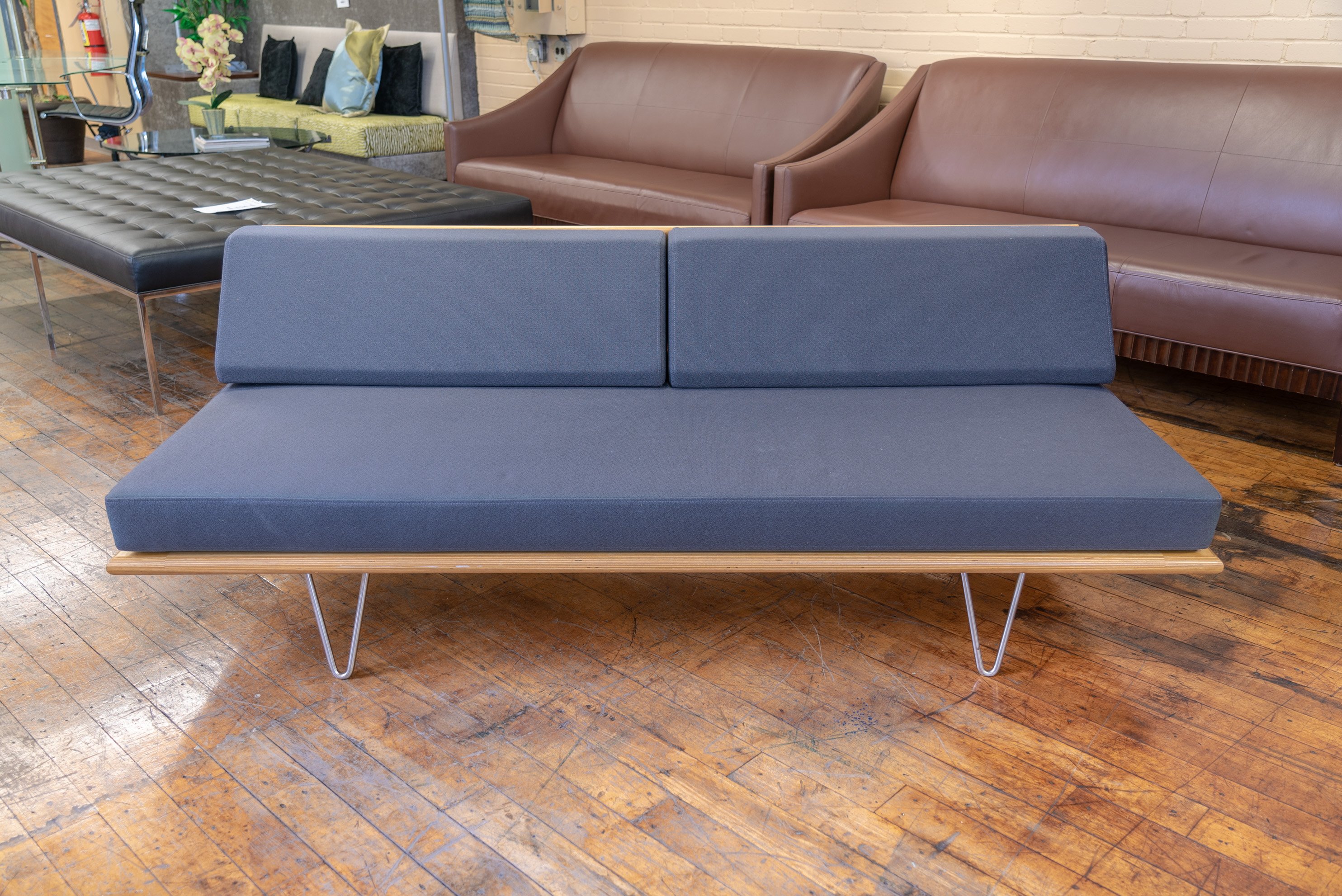 modernica-case-study-furniture®-v-leg-daybed