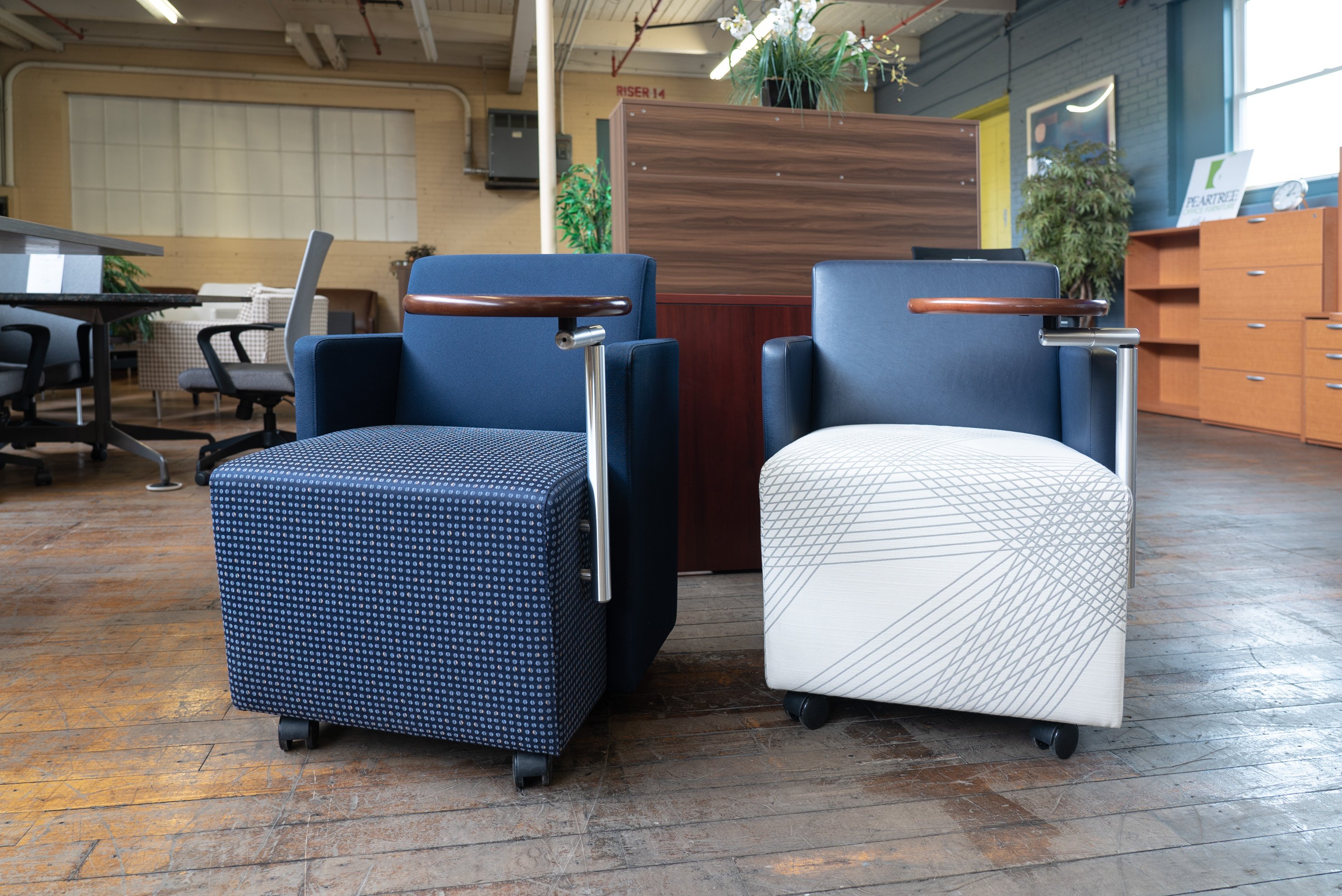 gunlocke-roundabout-lounge-chair-with-tablet-casters