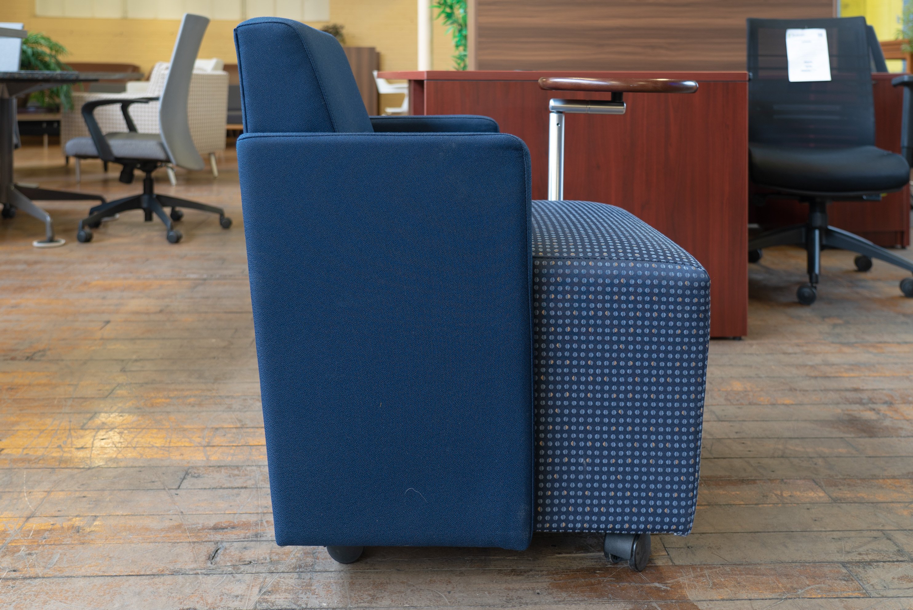 gunlocke-roundabout-lounge-chair-with-tablet-casters