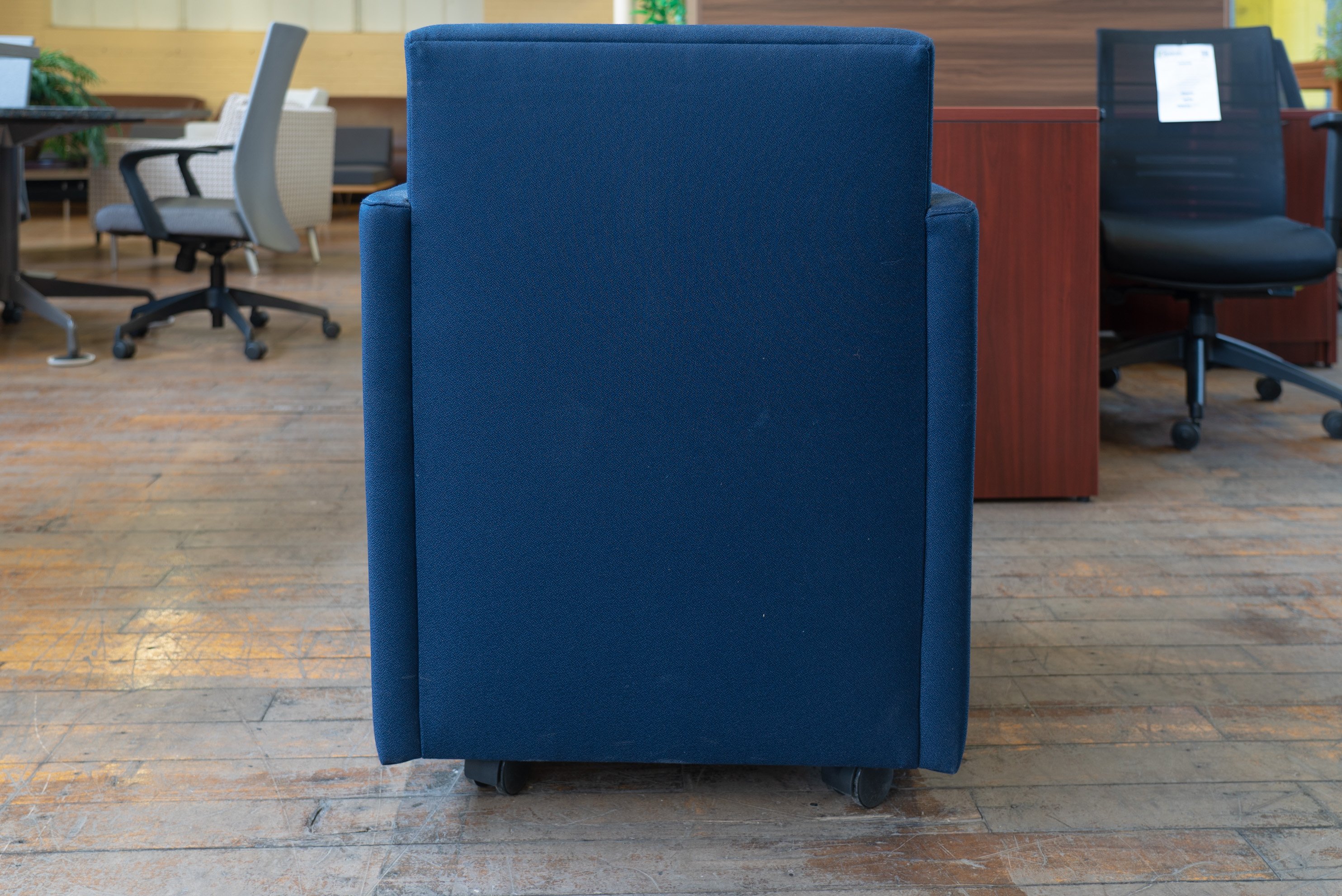 gunlocke-roundabout-lounge-chair-with-tablet-casters