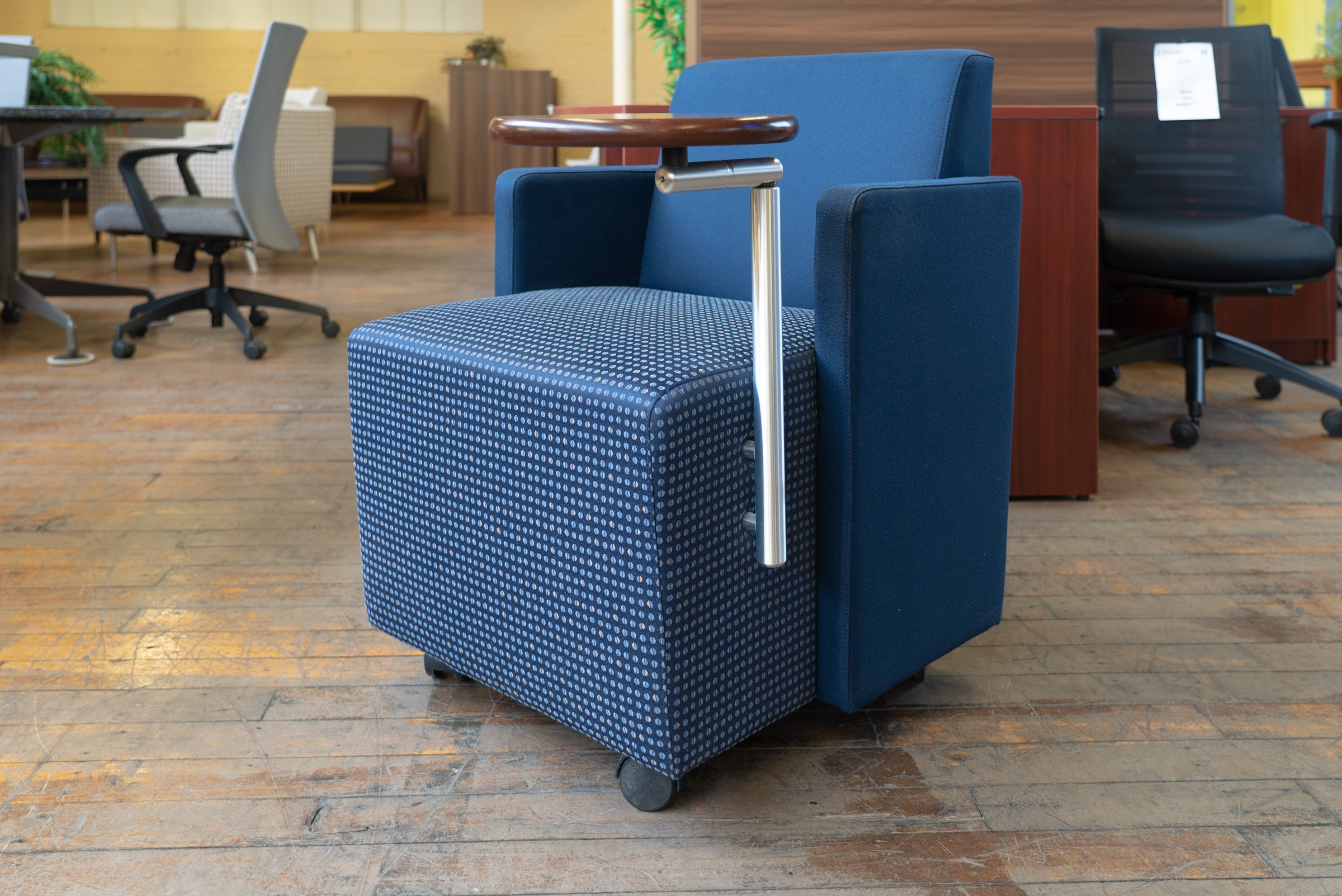 gunlocke-roundabout-lounge-chair-with-tablet-casters