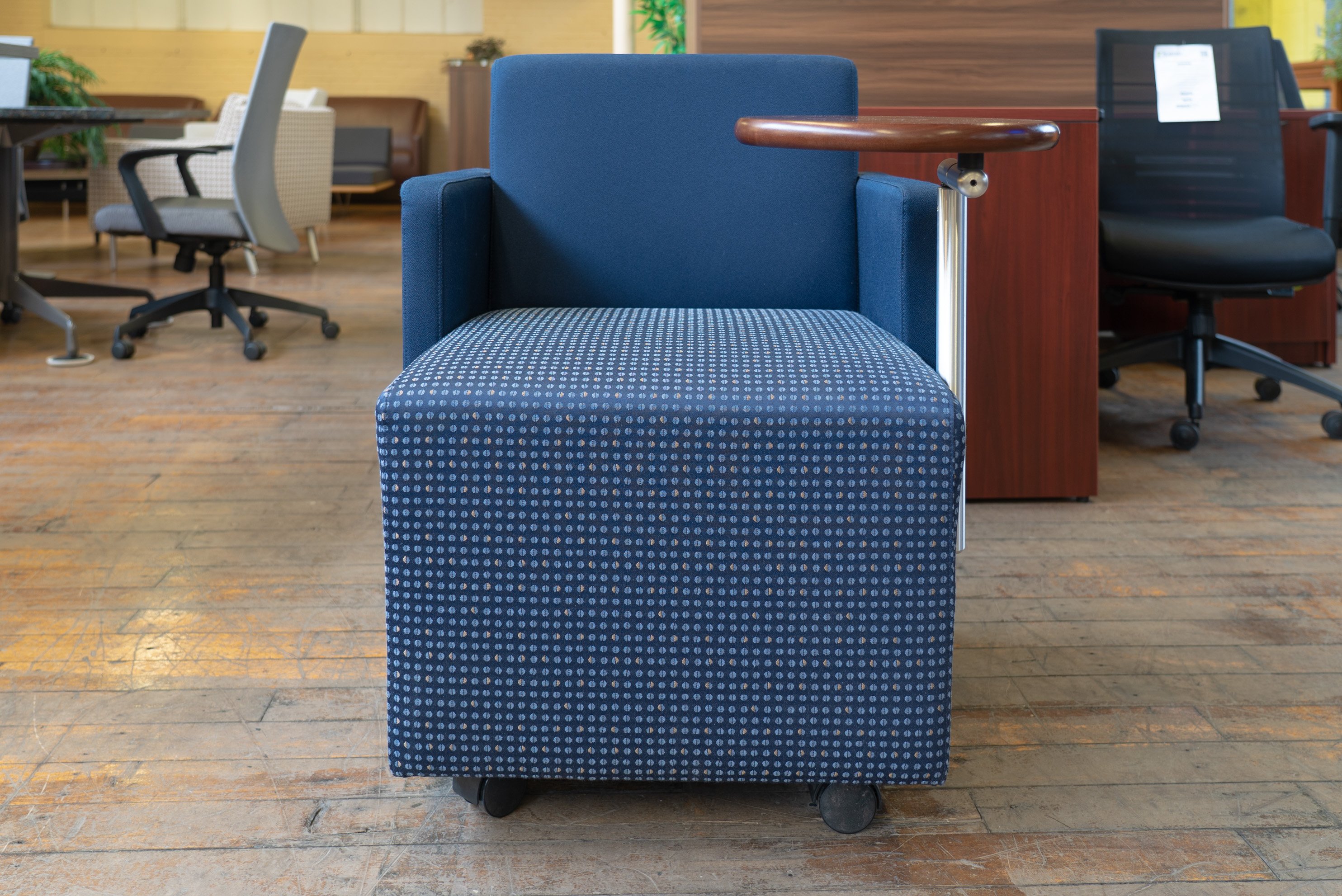 gunlocke-roundabout-lounge-chair-with-tablet-casters