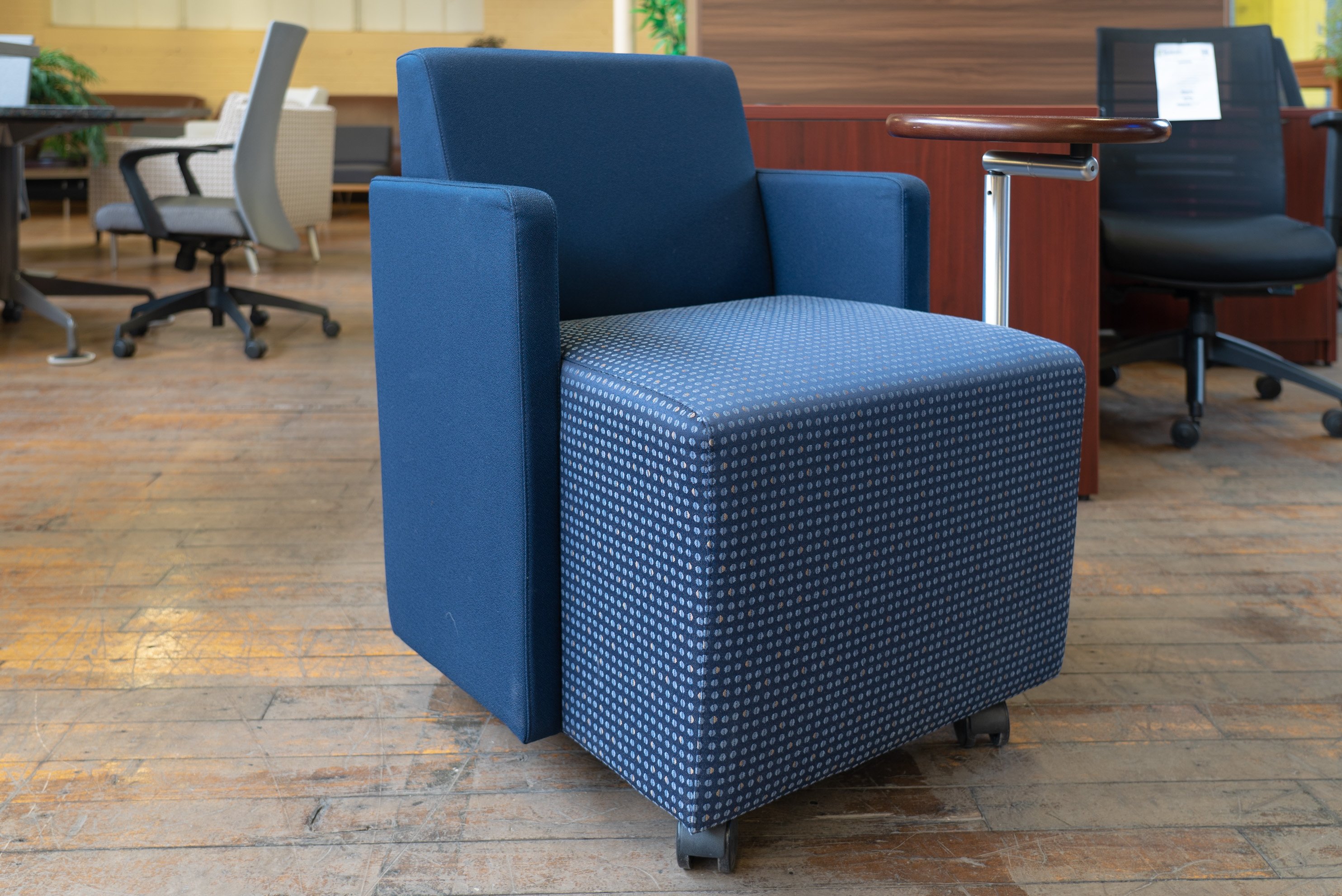 gunlocke-roundabout-lounge-chair-with-tablet-casters