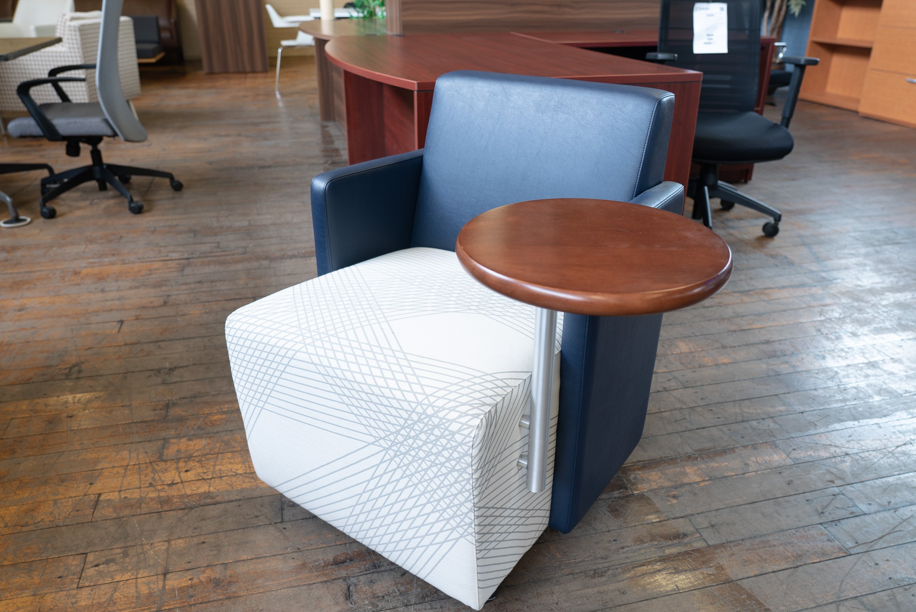gunlocke-roundabout-lounge-chair-with-tablet-casters