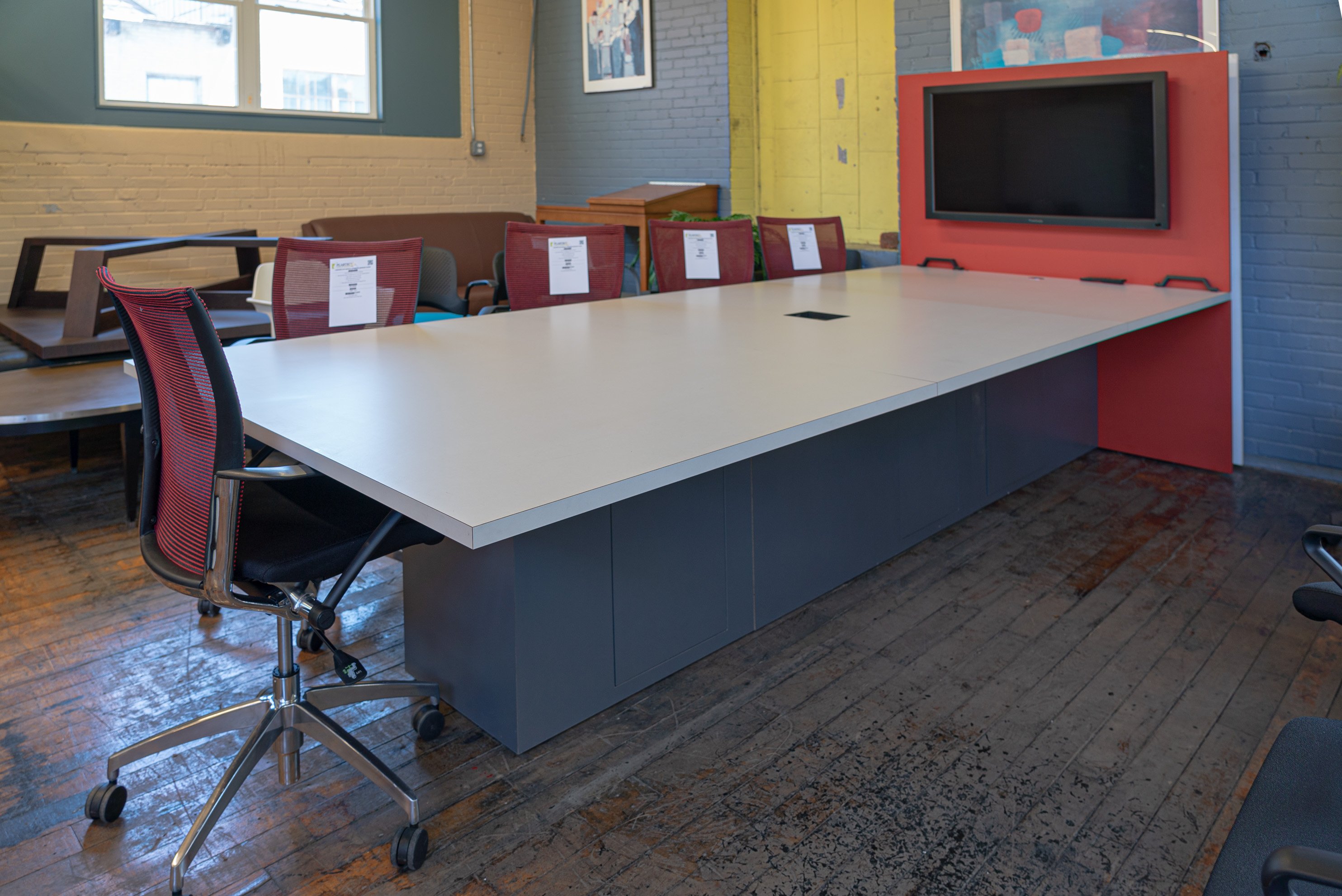 haworth-12-teleconference-table-with-vesa-screen-mount