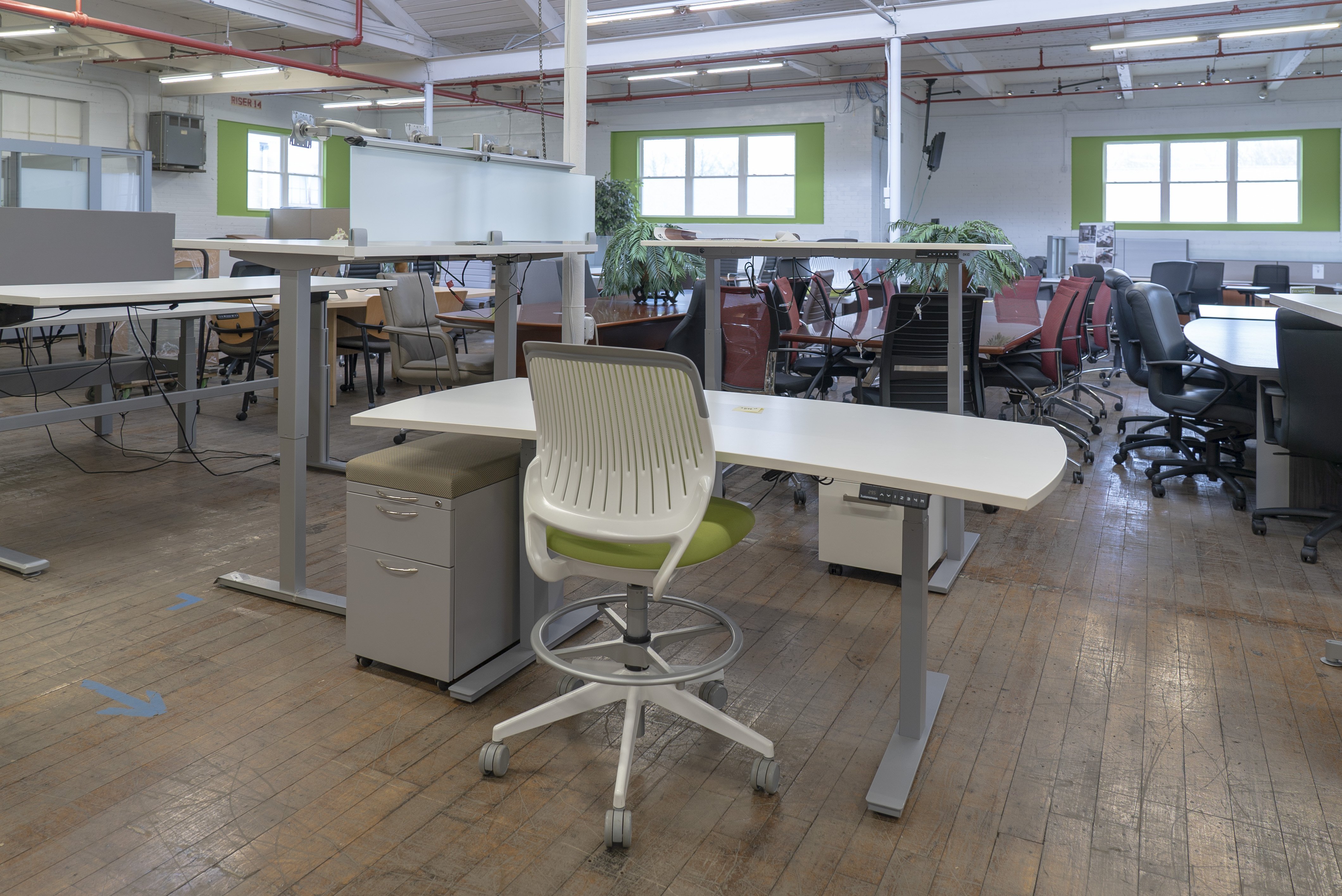 autonomous-crescent-shaped-height-adjustable-sit-to-stand-desks