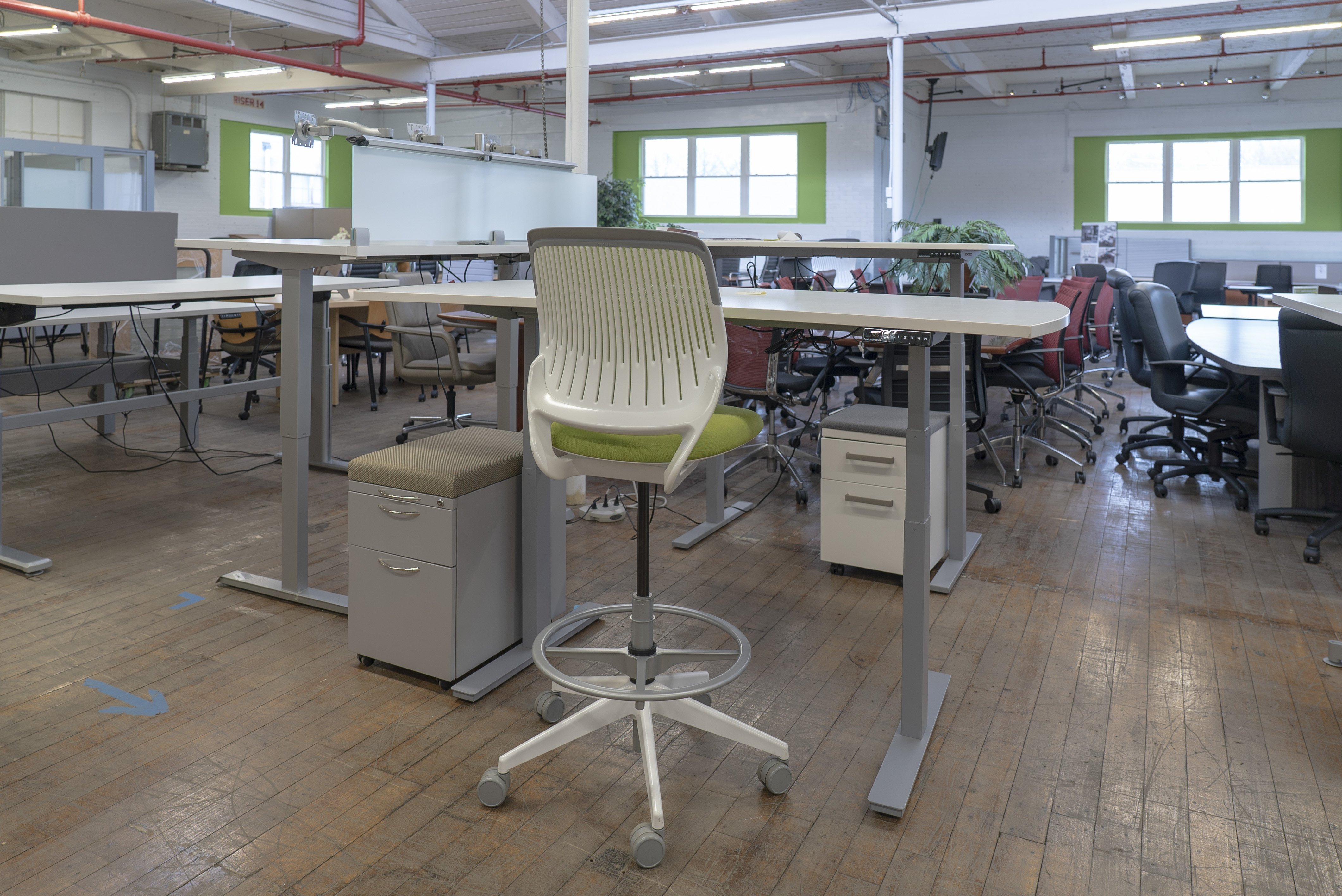 autonomous-crescent-shaped-height-adjustable-sit-to-stand-desks