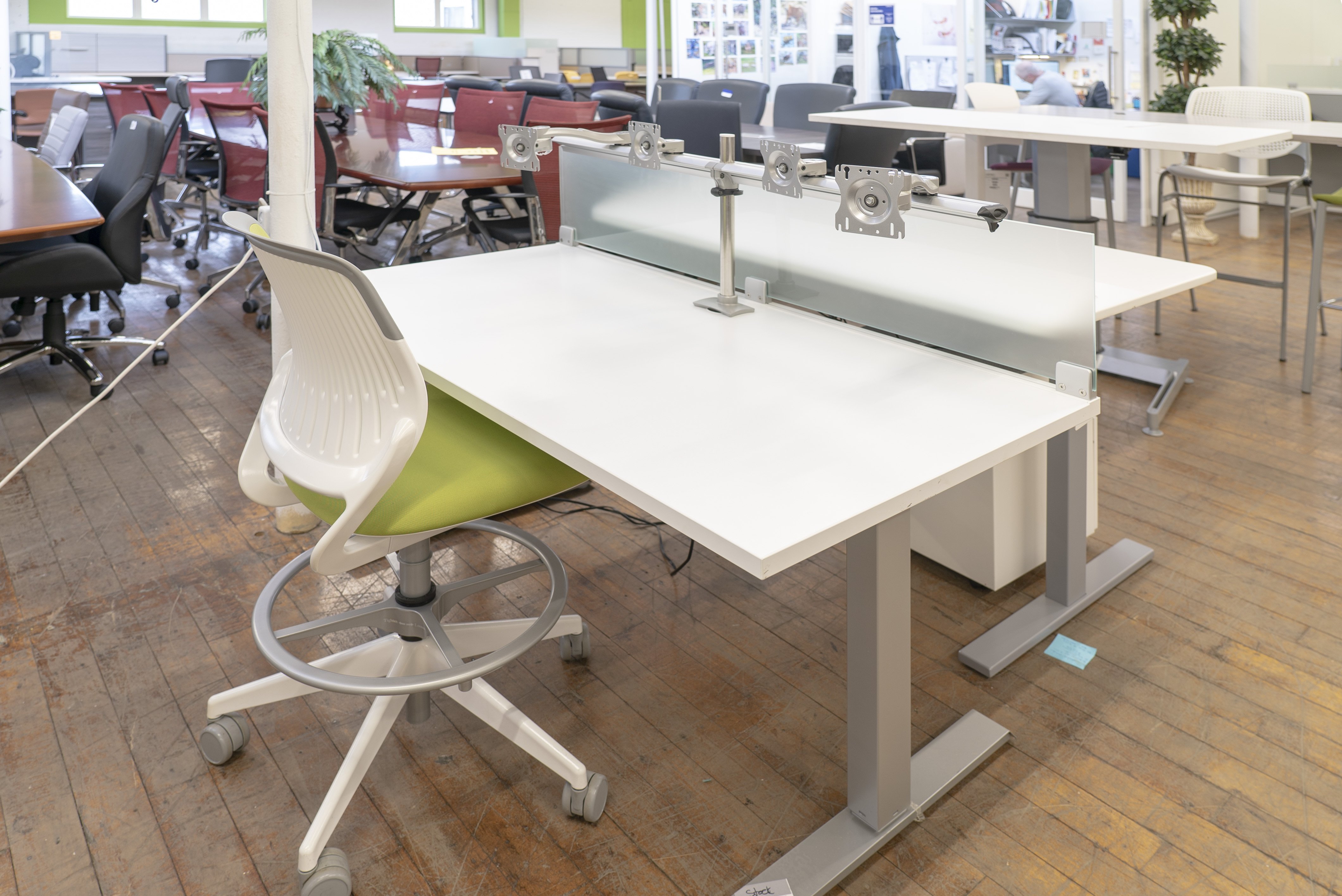 peartree-height-adjustable-sit-to-stand-desks-with-frosted-glass-screen