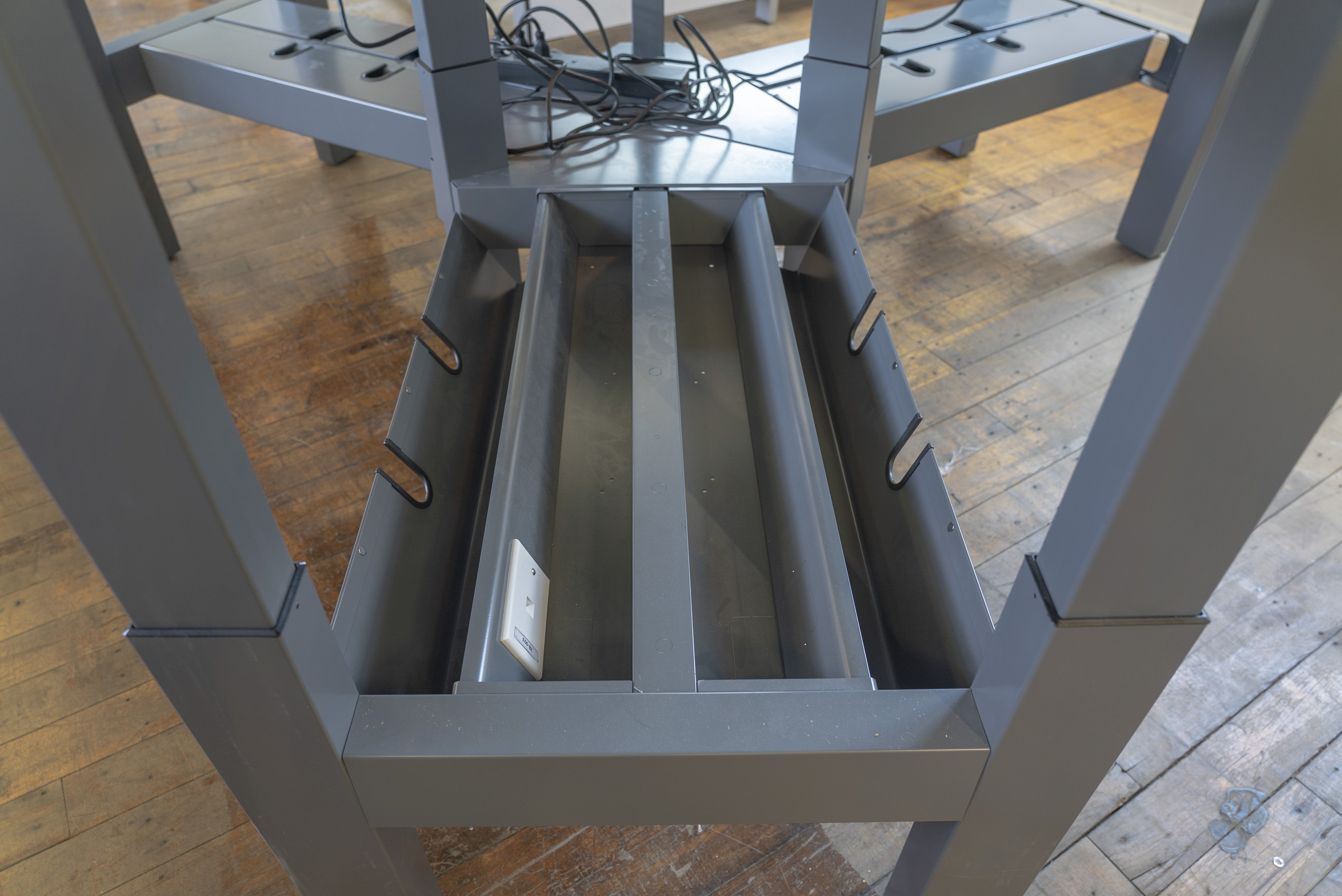 herman-miller-nevi-link-height-adjustable-3-pod-workstations