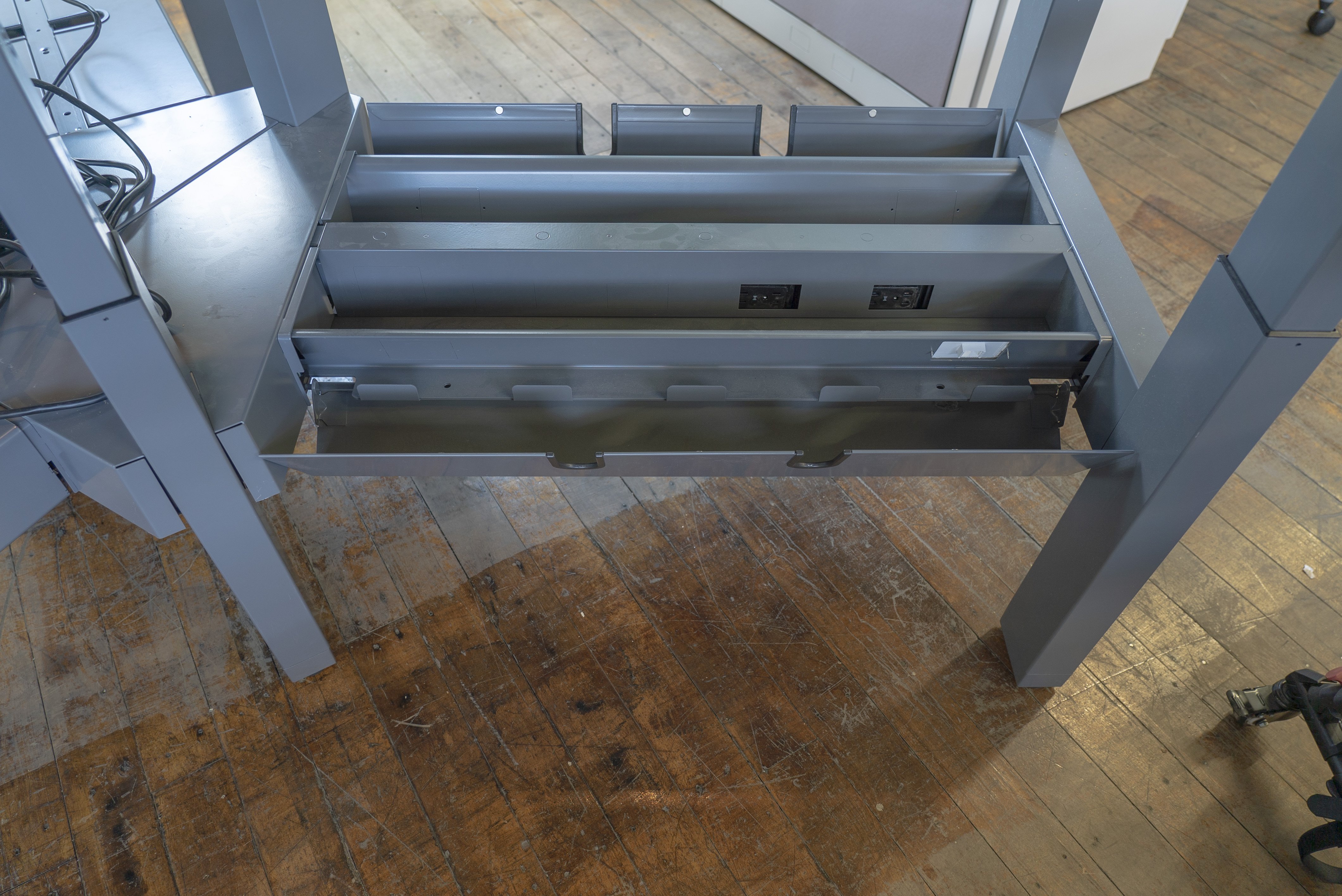 herman-miller-nevi-link-height-adjustable-3-pod-workstations