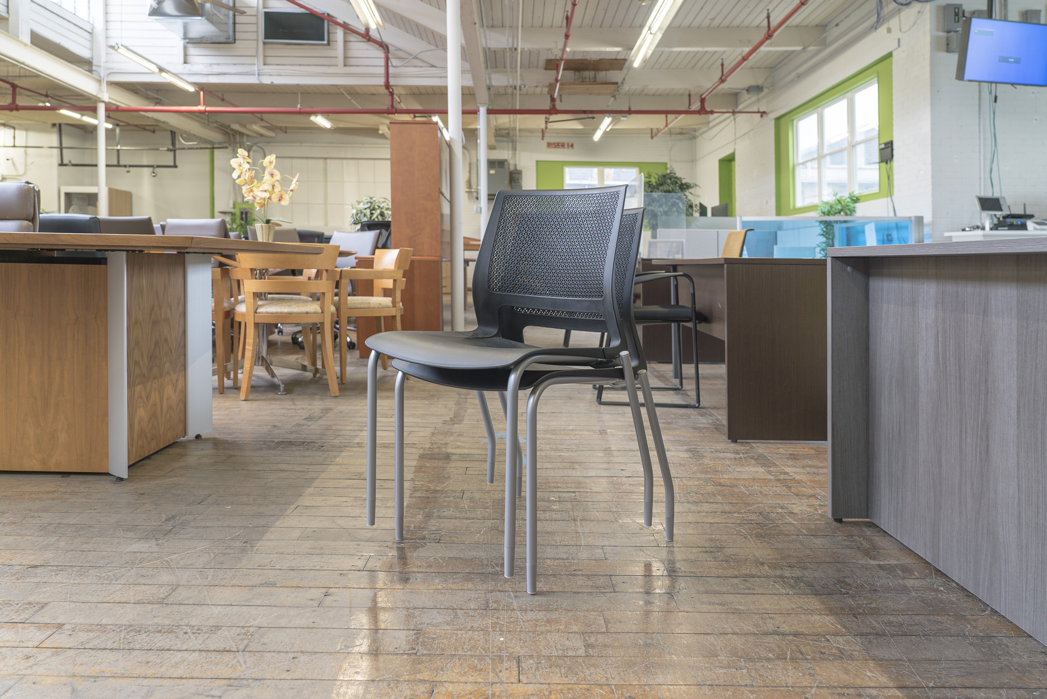 kala-soi-poly-stack-chair-blk
