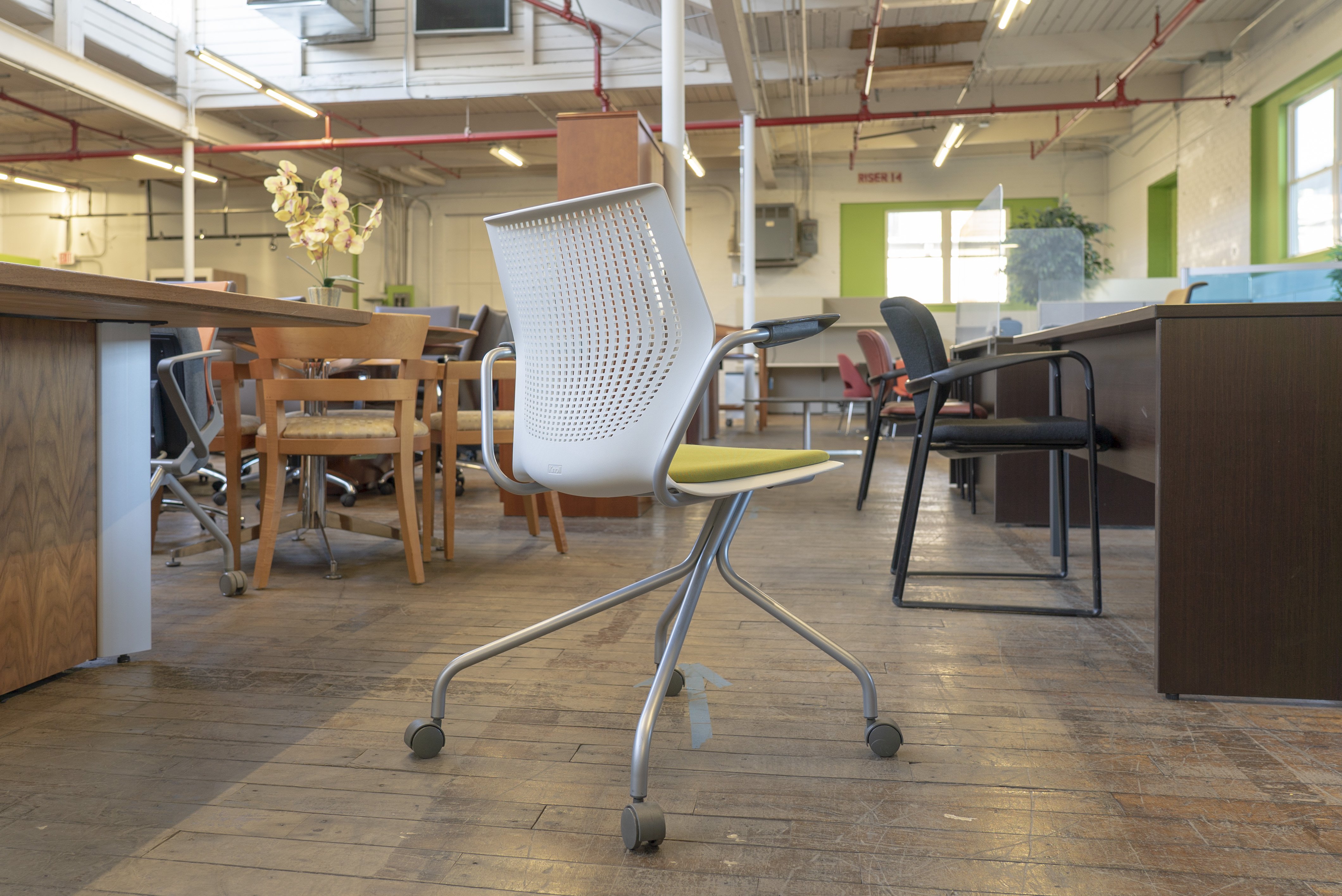 knoll-multigeneration-hybrid-base-chairs